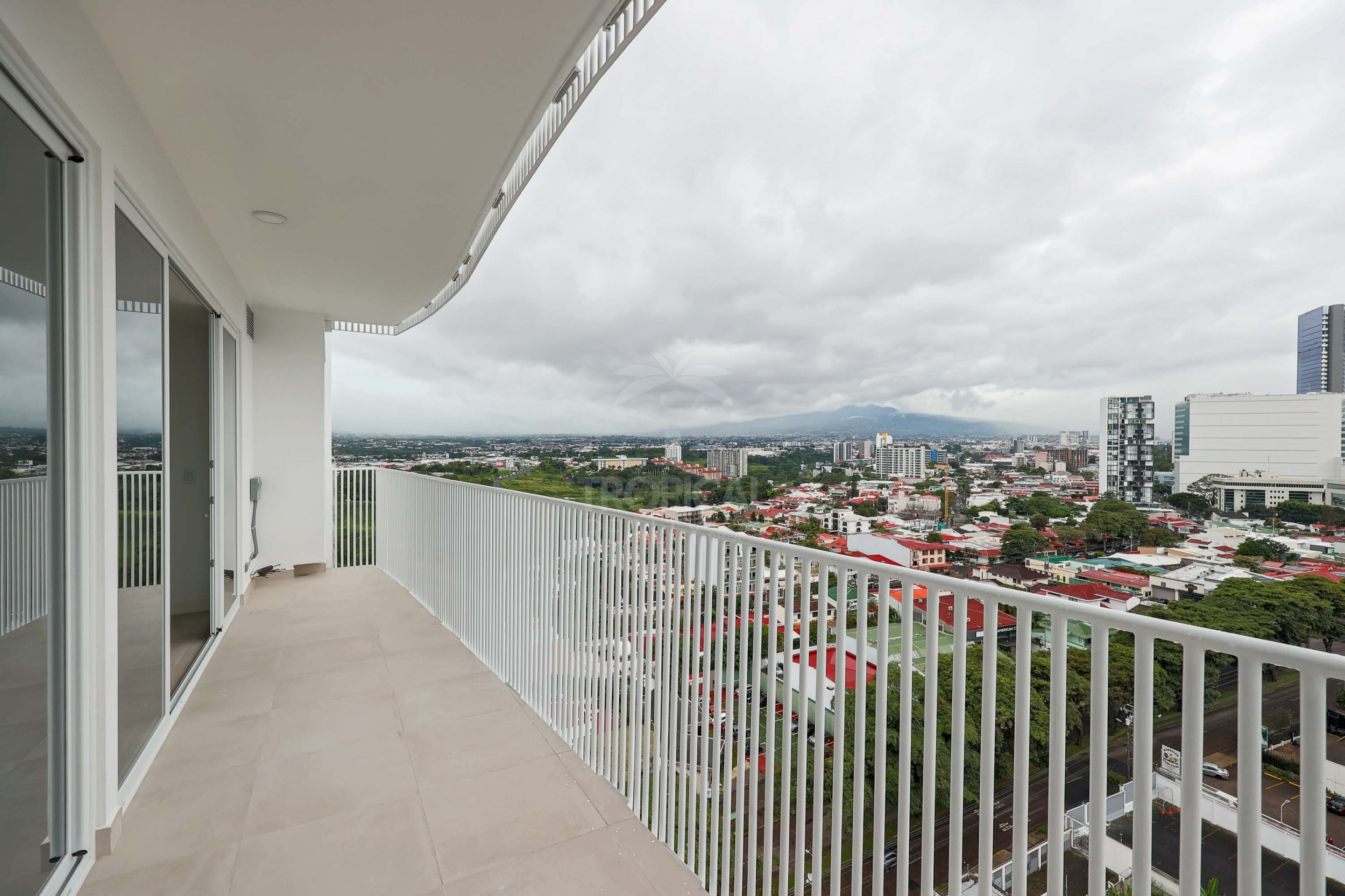 Contemporary City View Apartment – La Sabana, San José