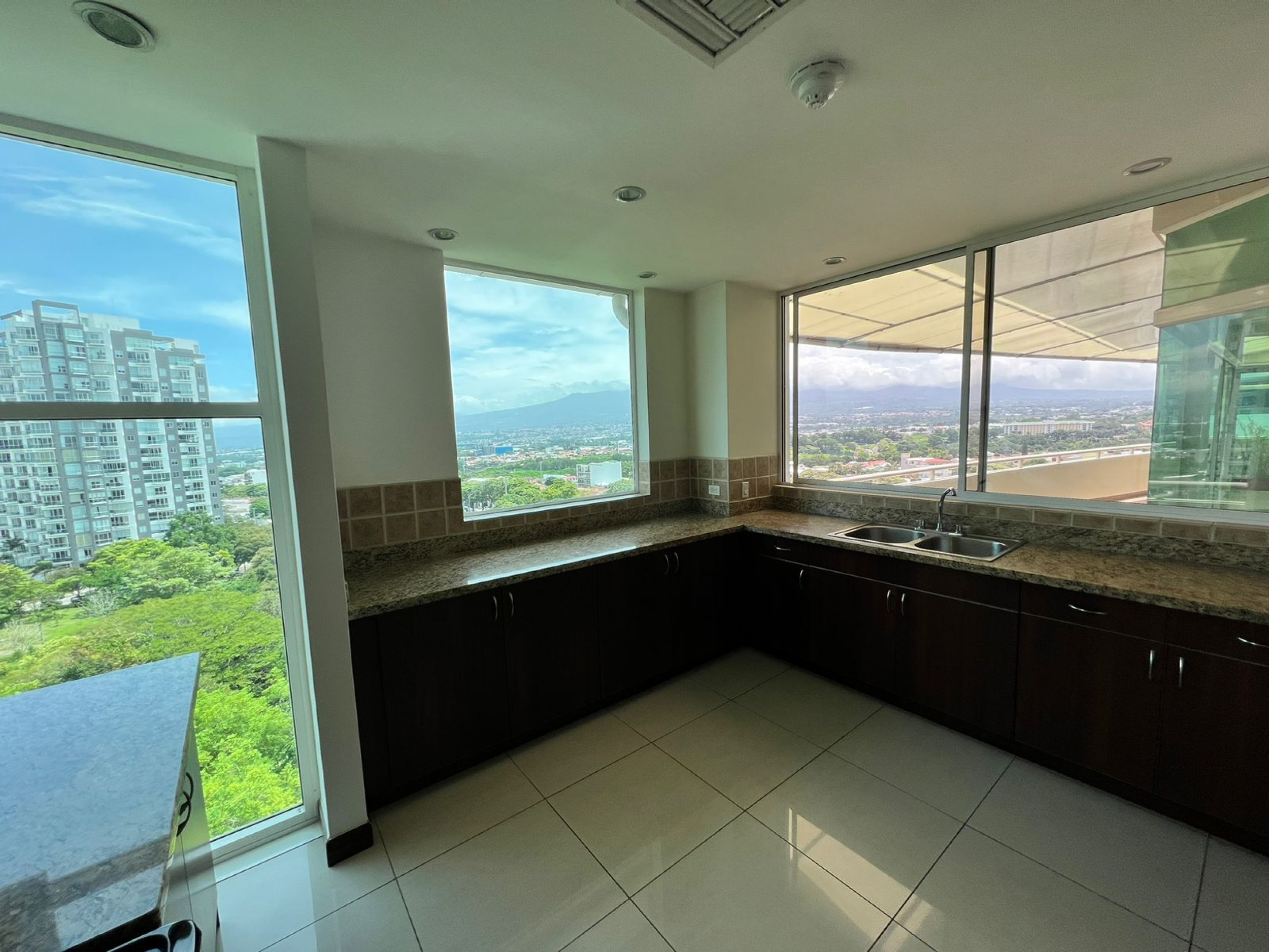 Penthouse Exclusivo en Torre Nunciatura: Elegancia y Funcionalidad SOLD