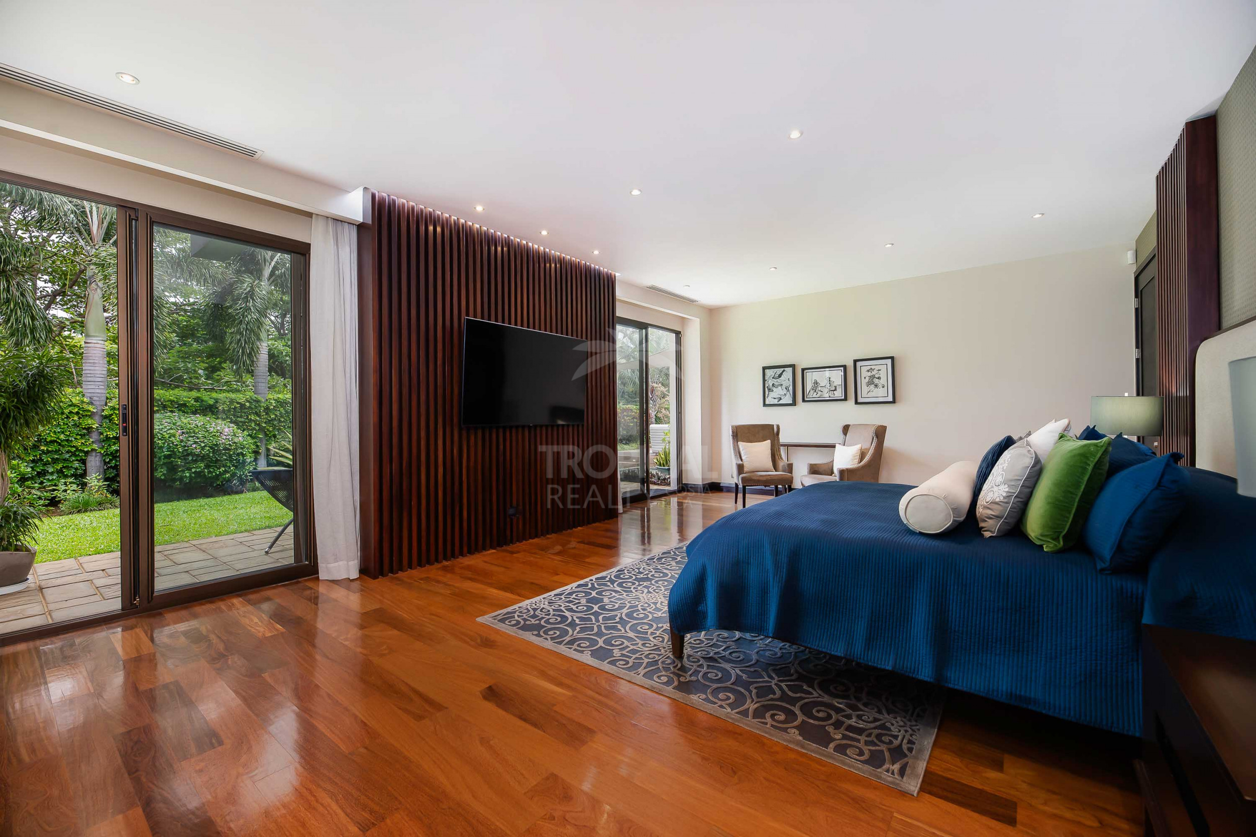 La Hacienda Cosmopolitan Chic – Exclusive Single-Level Luxury Estate in Santa Ana