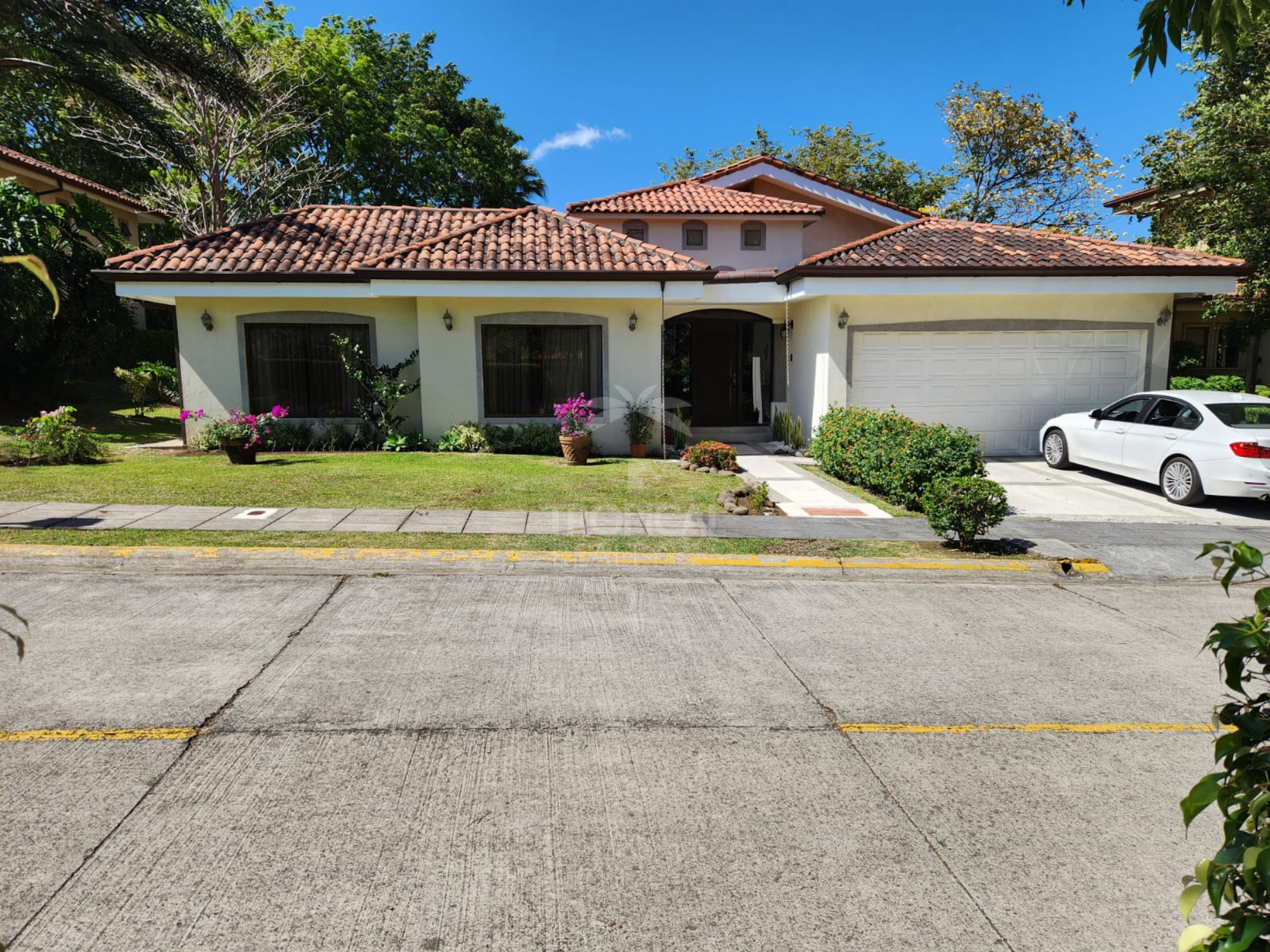 Single-Story Home for Sale in Bosque Dorado Condominium, Santa Ana – SOLD