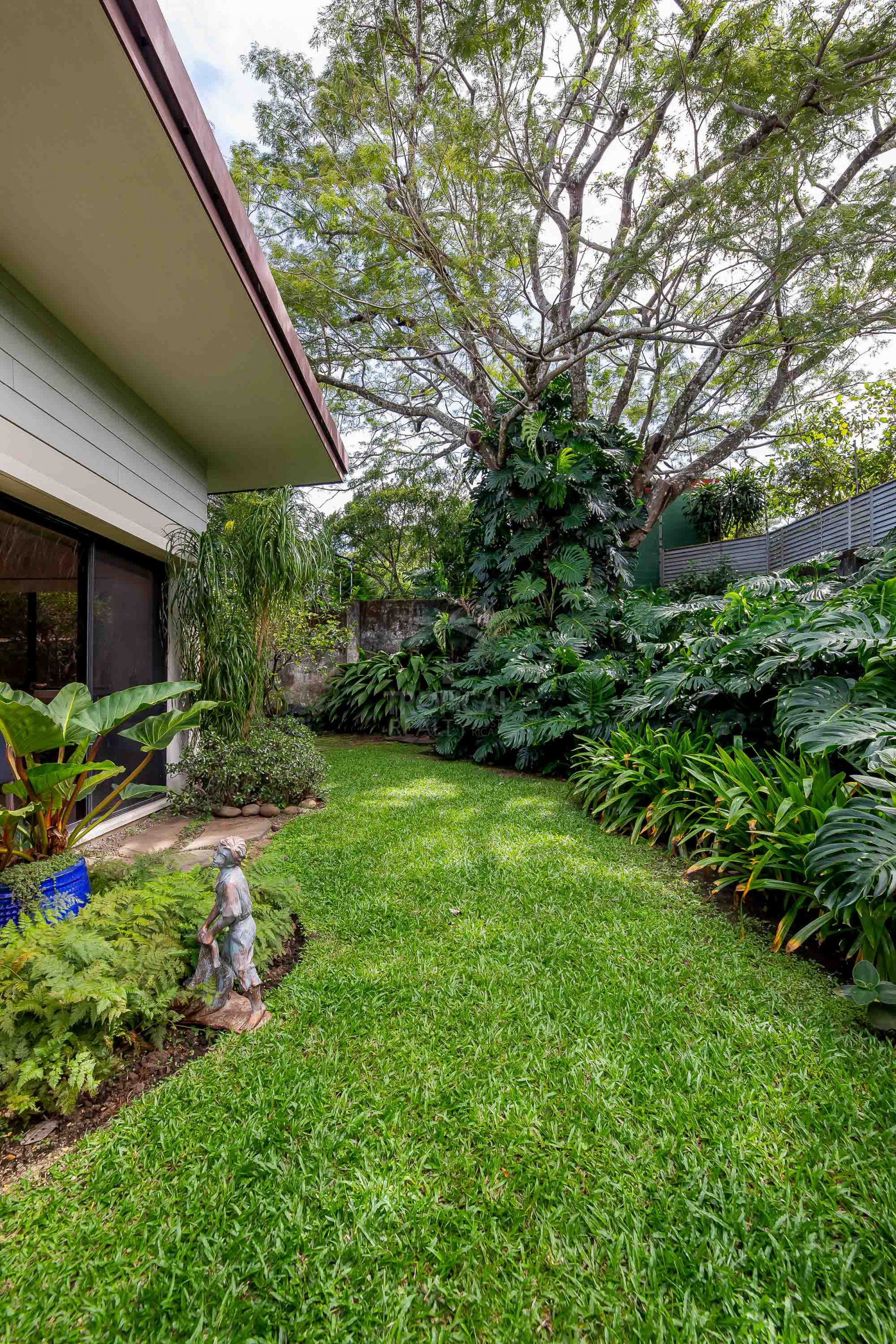 Casa Bougainvillea – Single-Story Luxury Home in Santa Ana with Expansive Private Garden