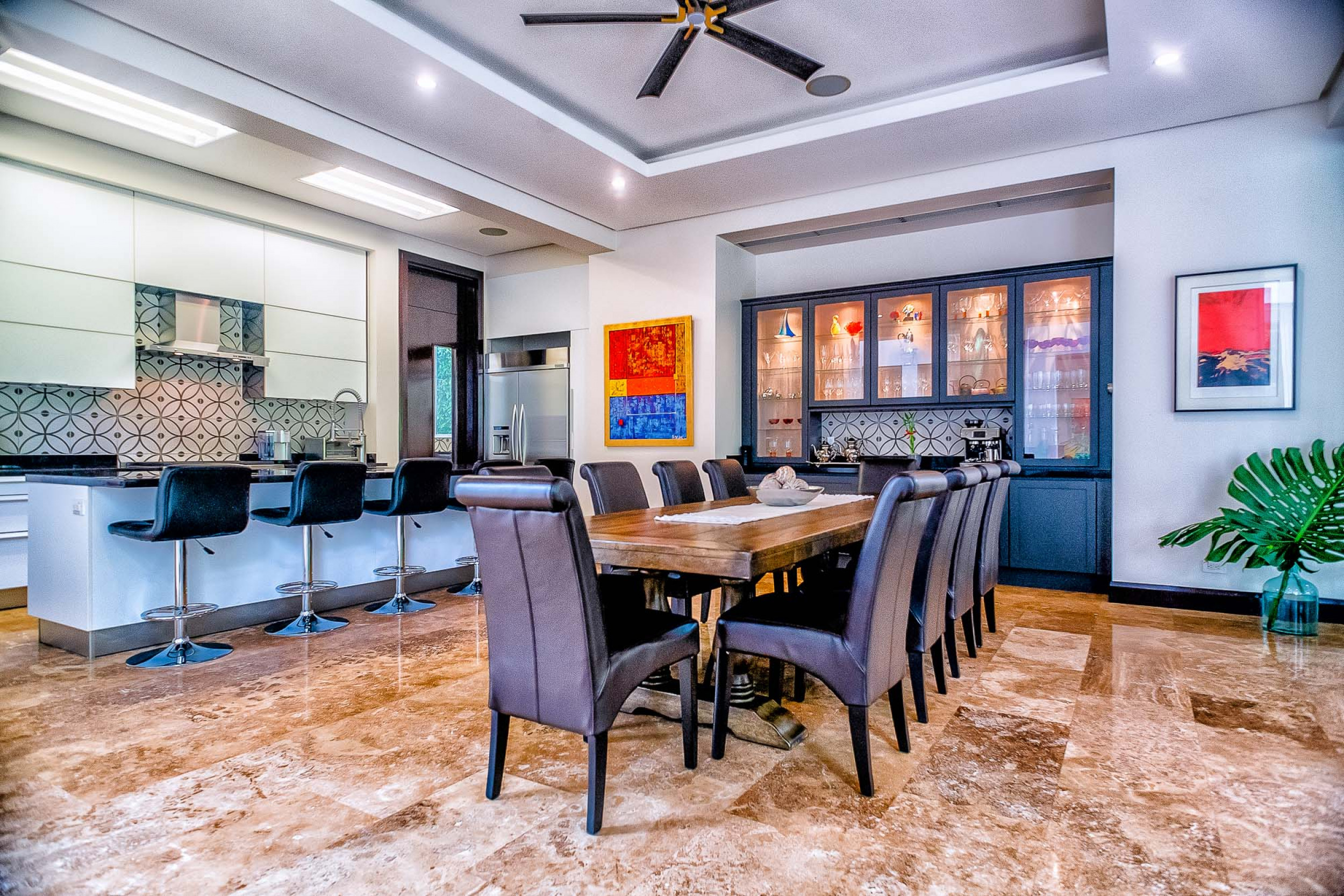 Luxurious Living: Casa Illuminata - Where Contemporary Elegance Meets Natural Splendor