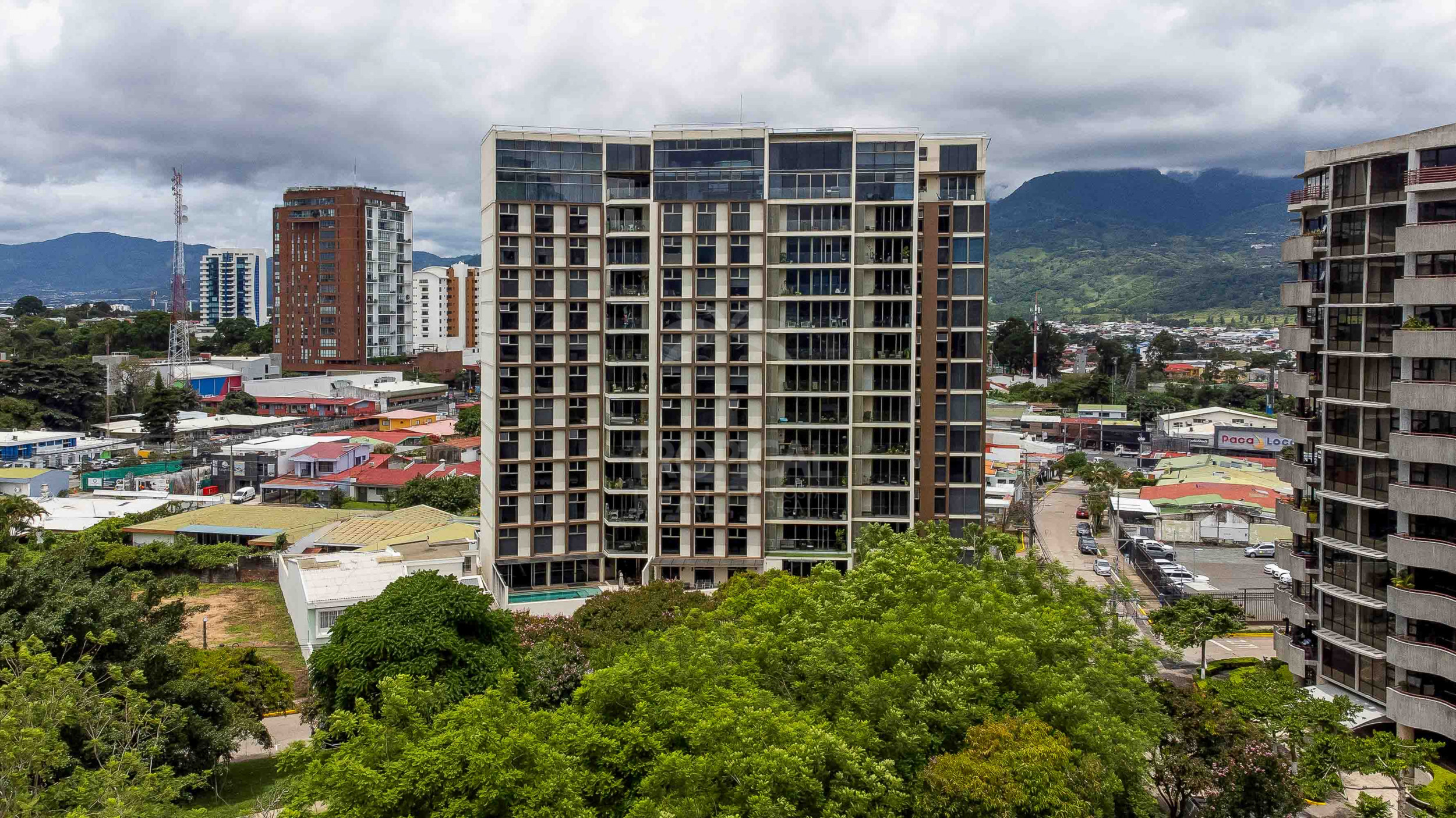 Luxury 10th Floor Condo with Panoramic Views in Nunciatura