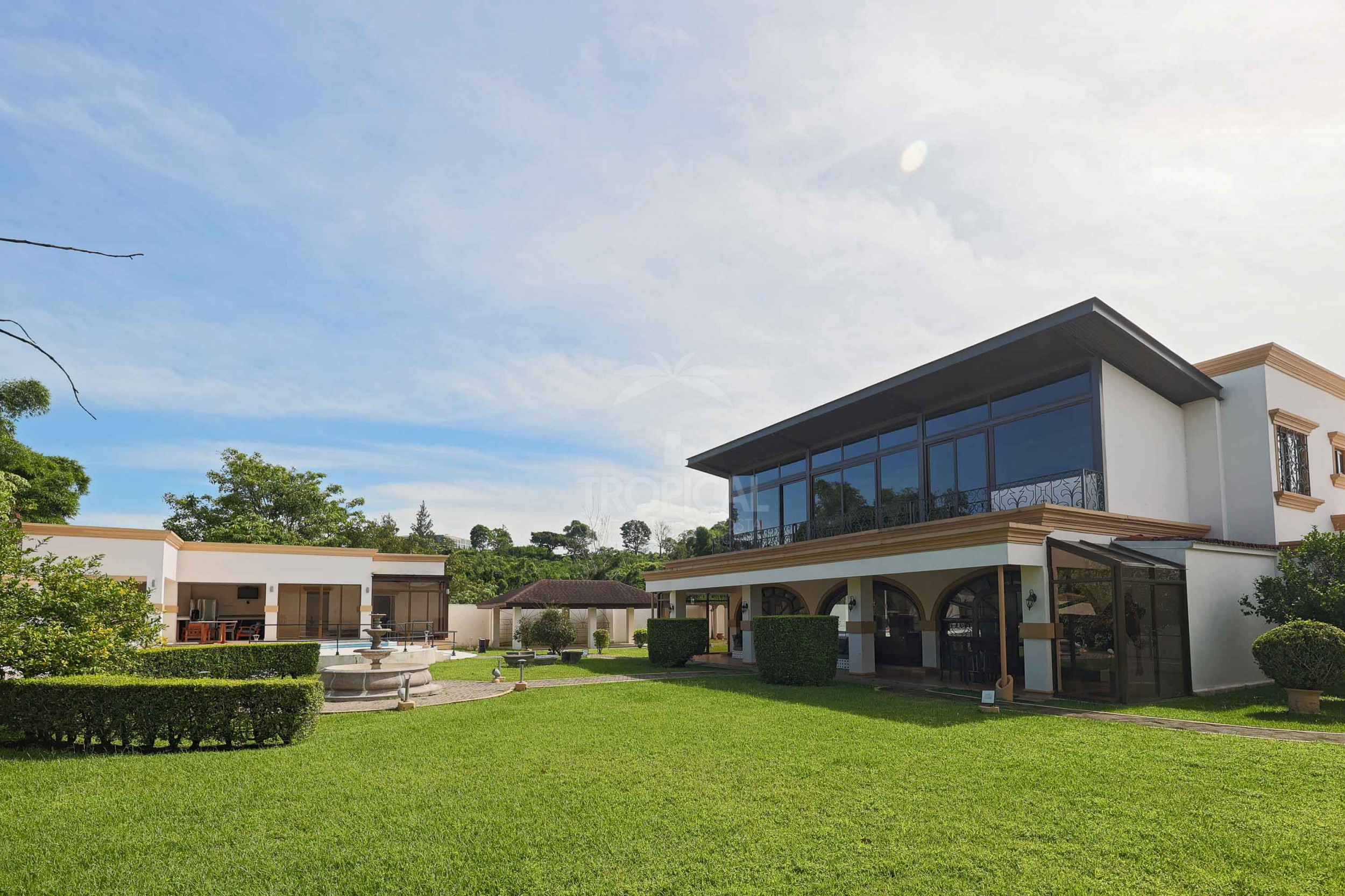 Luxury Home for Sale in Pinares de Curridabat – Modern Elegance Meets Timeless Comfort
