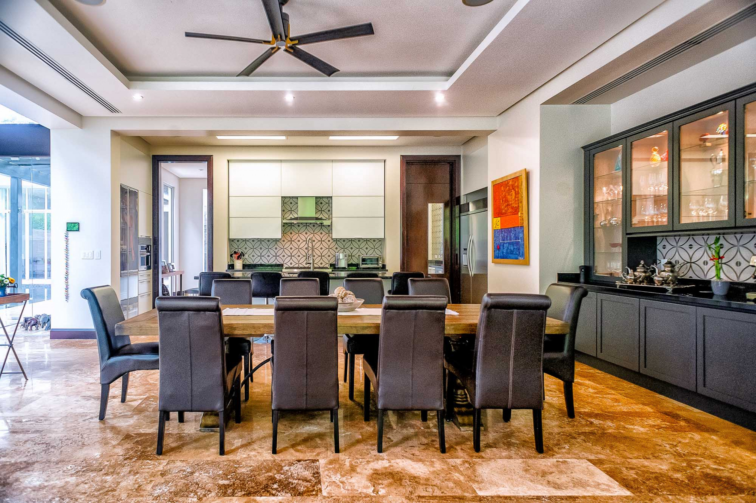 Luxurious Living: Casa Illuminata - Where Contemporary Elegance Meets Natural Splendor