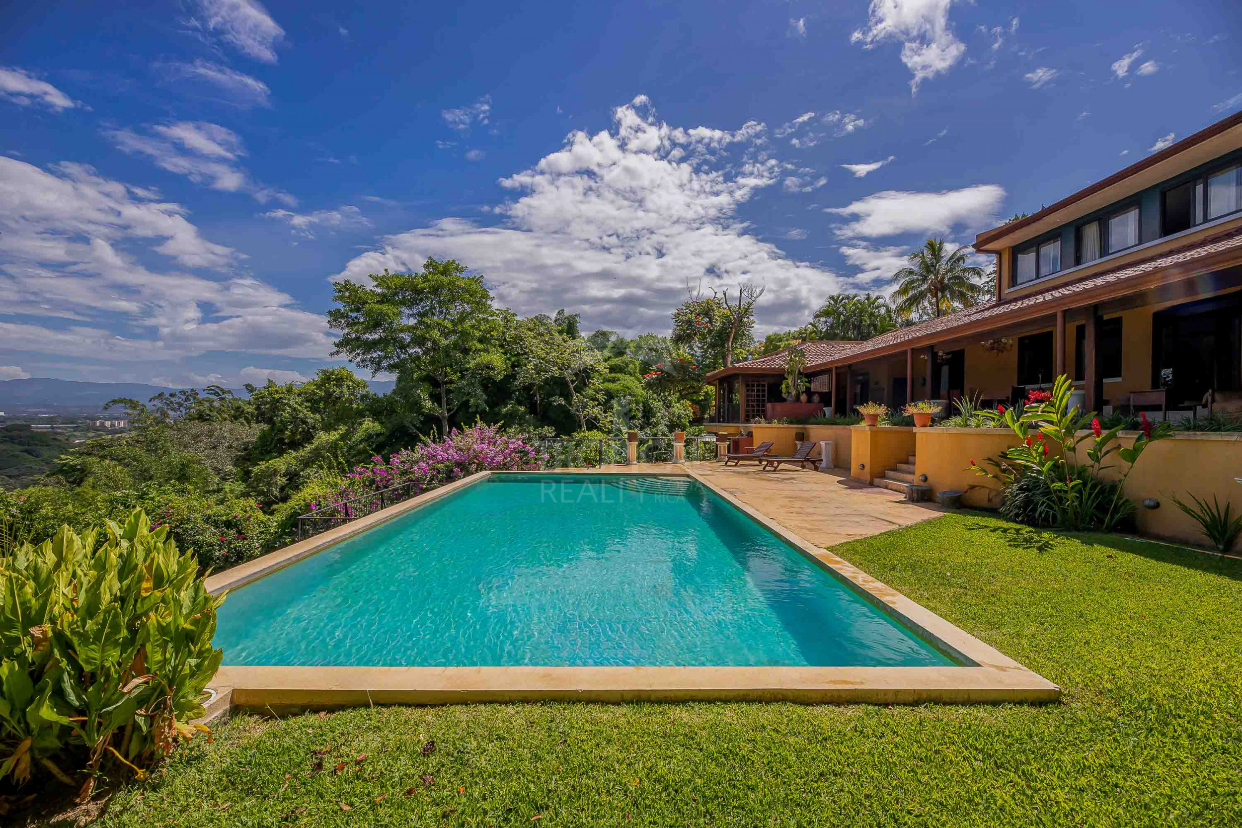 Elegant Italian-Style Villa with Mountain Views – Near Santa Ana, Costa Rica