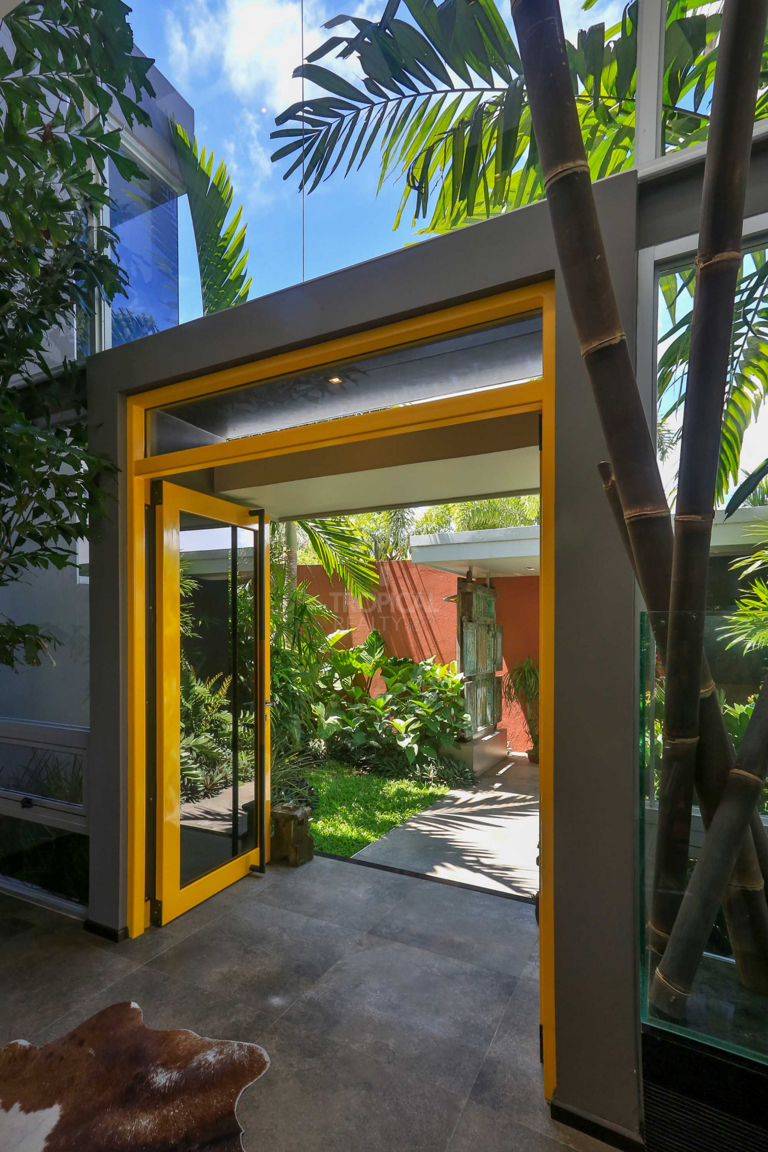 Luxury Home for Sale in Ciudad Colón – Infinity Pool & Forest Views