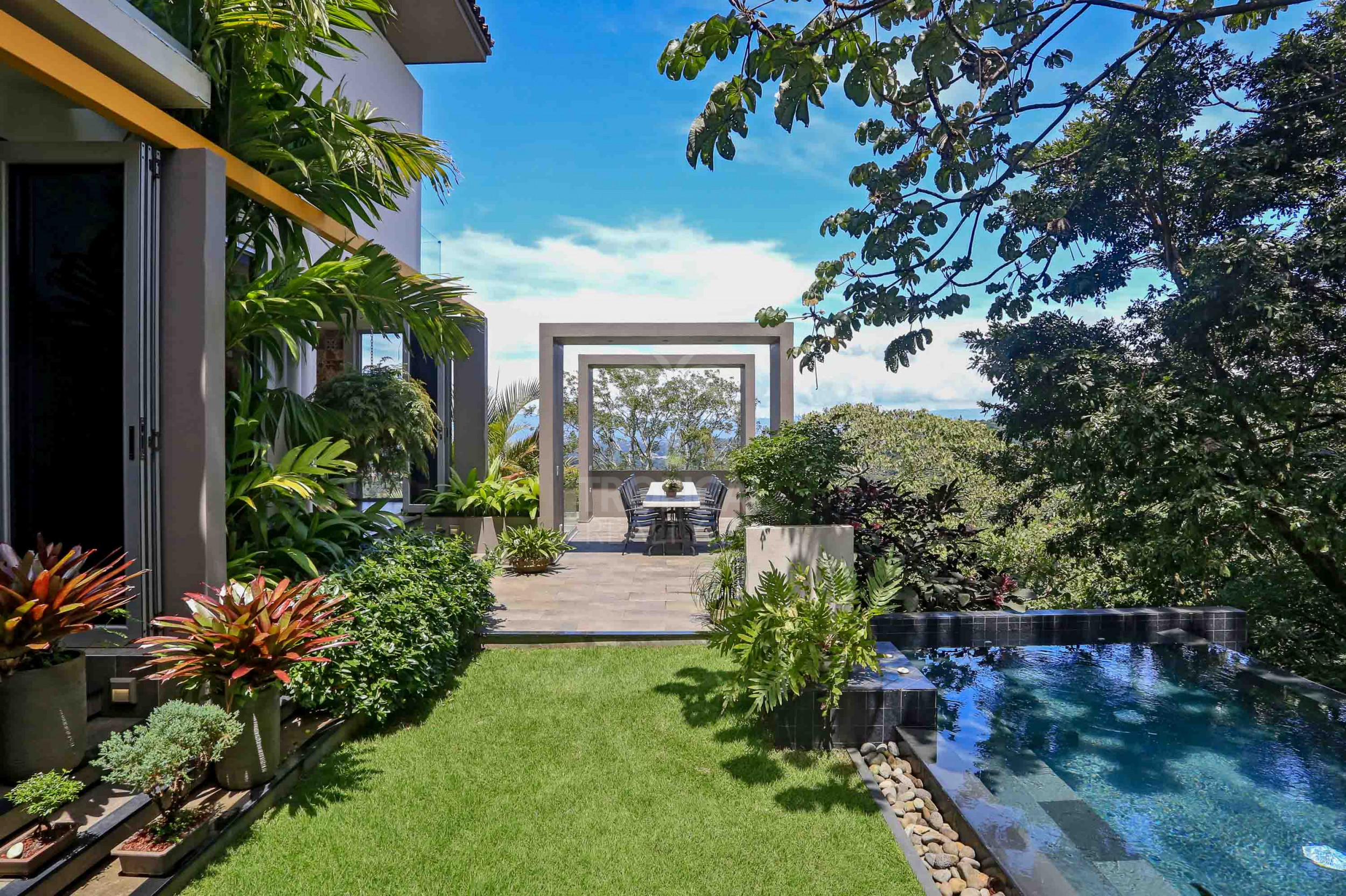 Luxury Home for Sale in Ciudad Colón – Infinity Pool & Forest Views