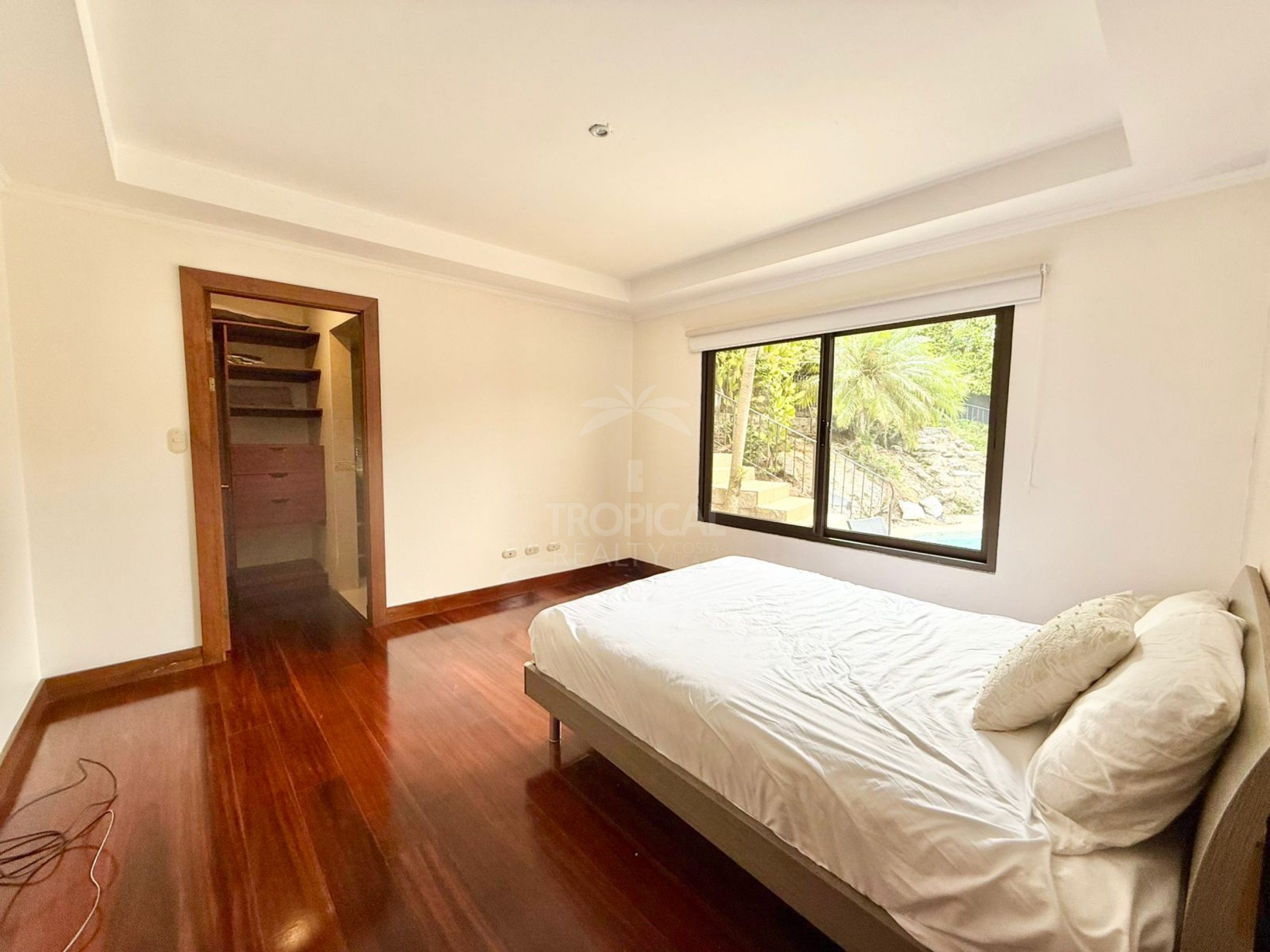 Luxury One-Story Home in Gated Community Near Multiplaza – 4 Bedrooms, Private Pool & 1,400 m² Lot