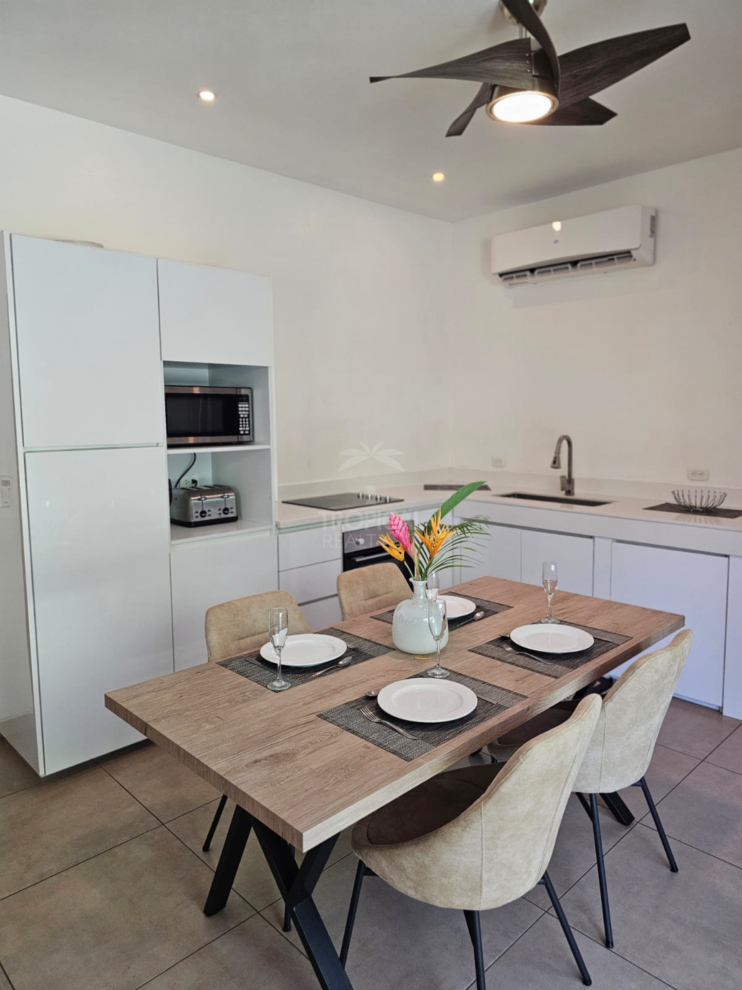 Luxury Bed & Breakfast Estate for Sale Near Playa Tamarindo – Prime Investment Opportunity