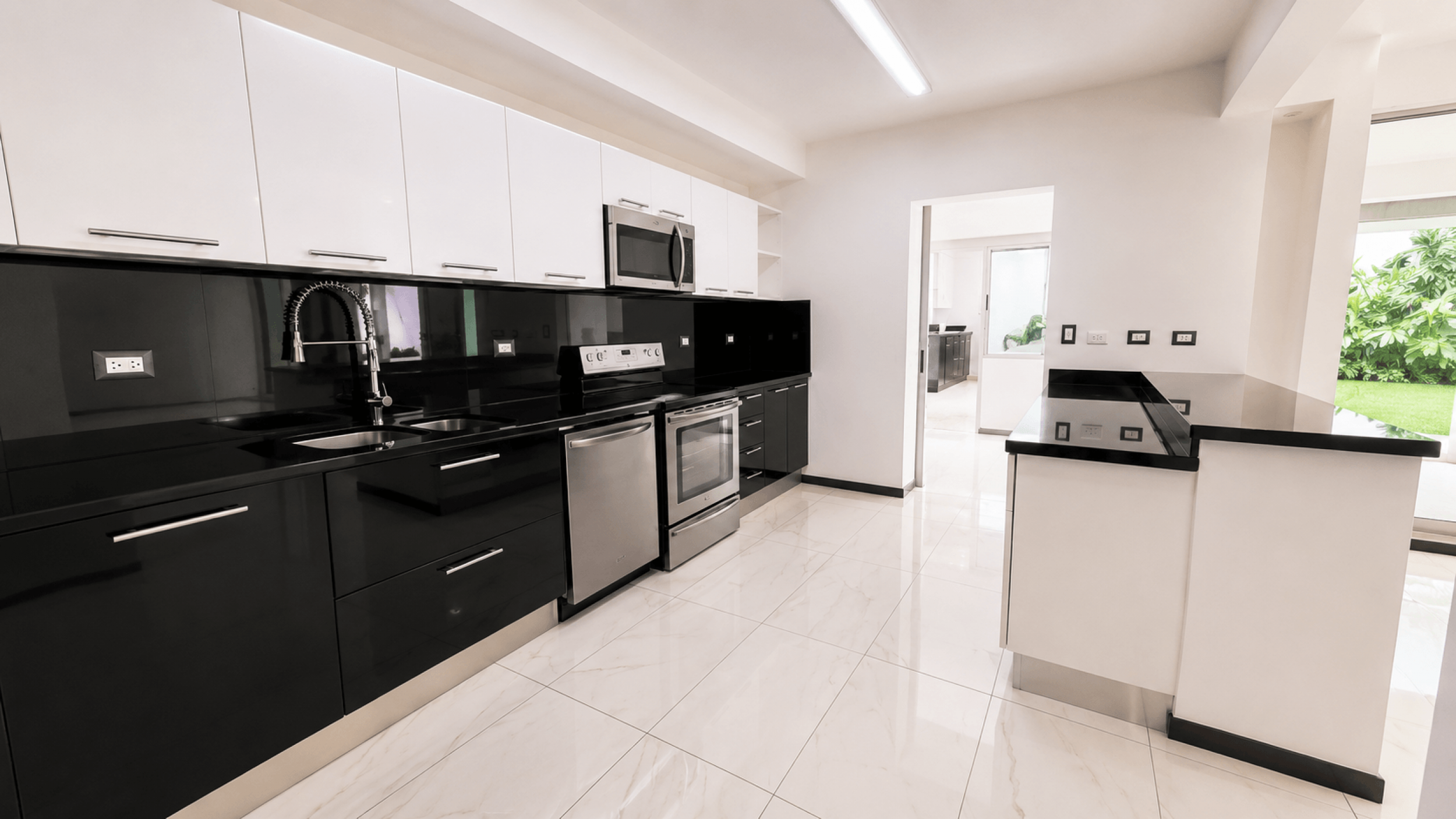 Modern Home for Rent in Santa Ana – 3 Bedrooms with Terrace and Spacious Living Areas