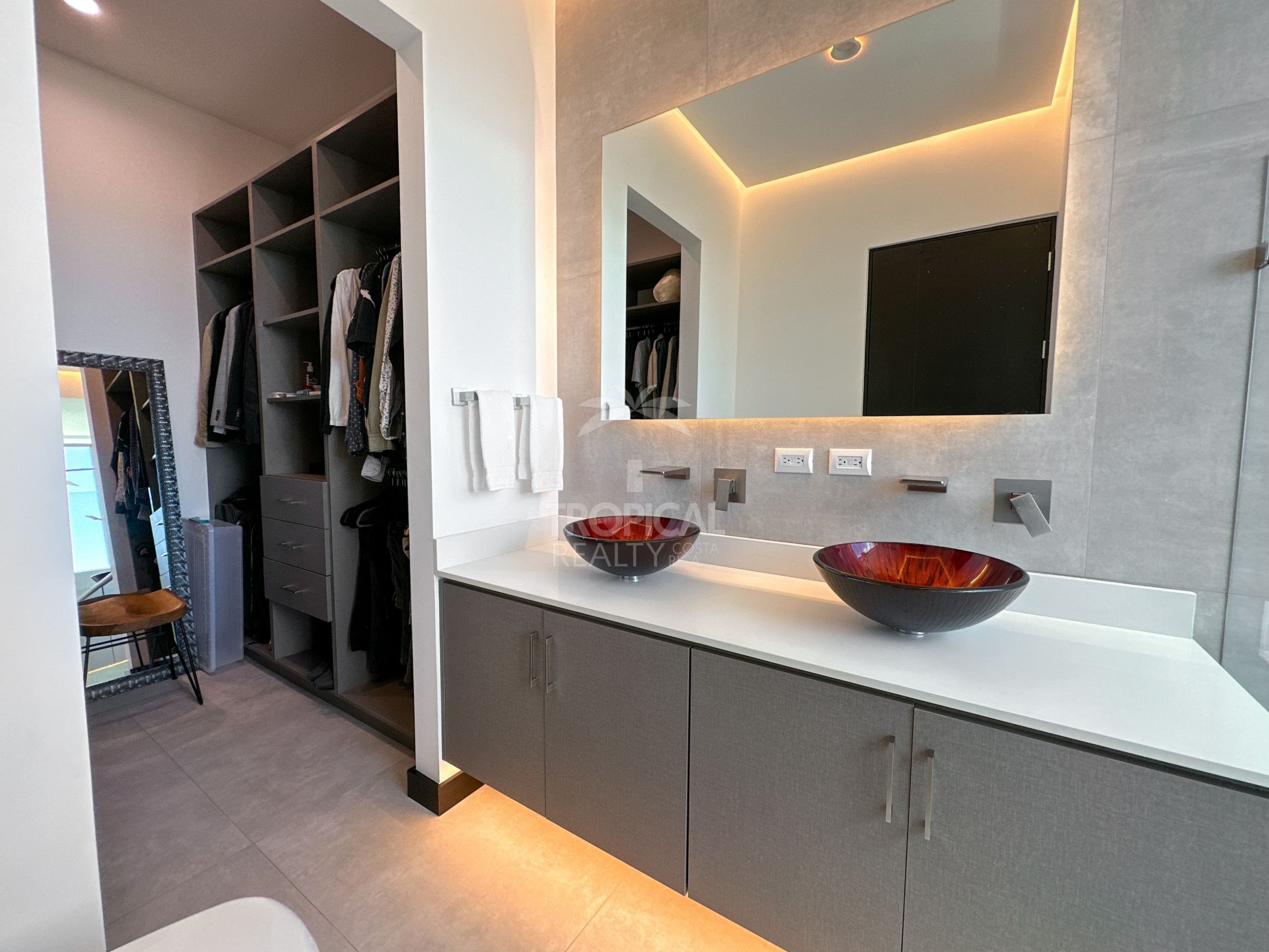 Modern Luxury Home with Panoramic City Views in Exclusive Opportunity!