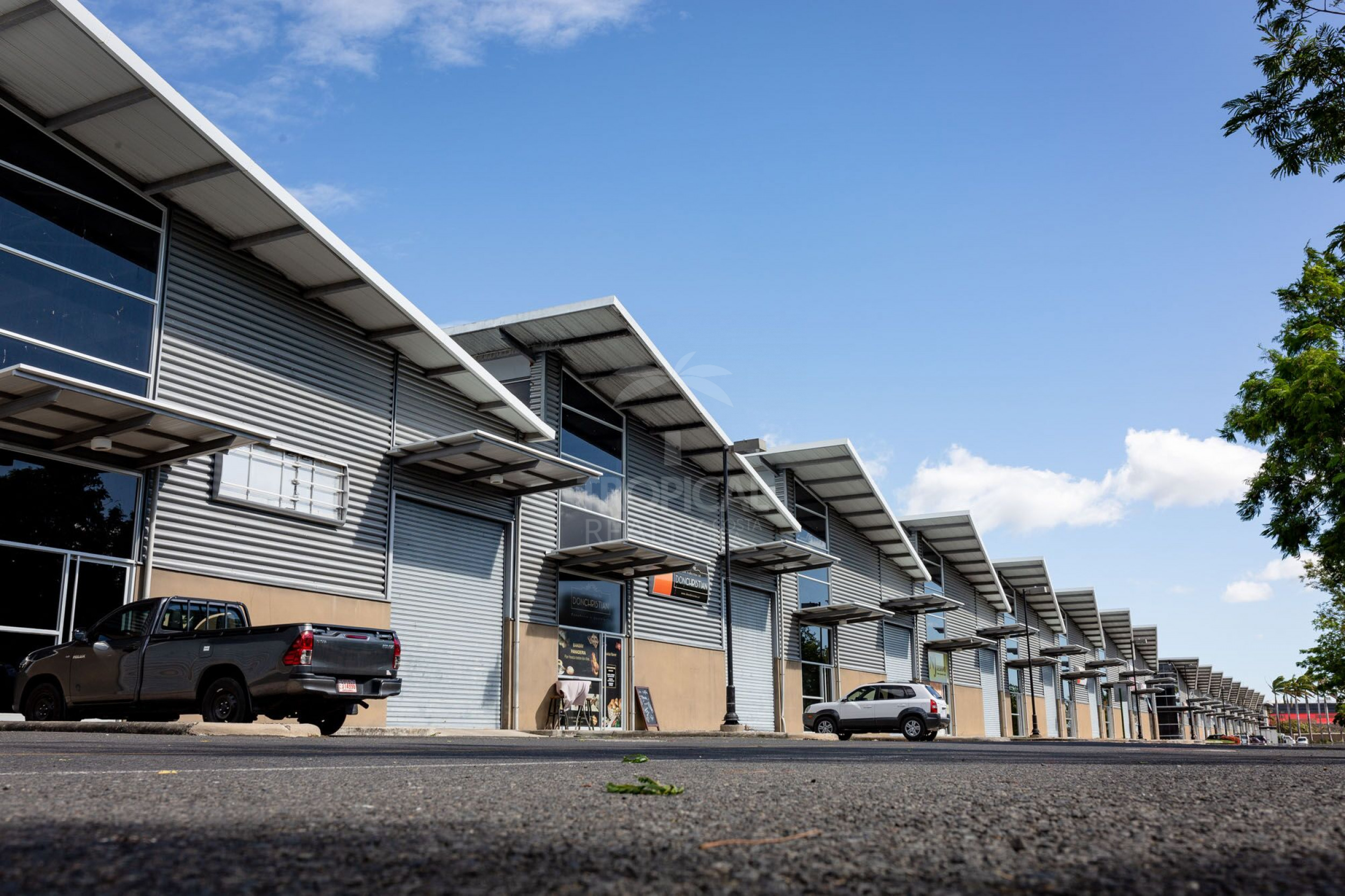 LiberiaStrategic Industrial Opportunity: High-Efficiency Office-Warehouse for Sale in Solarium, Liberia