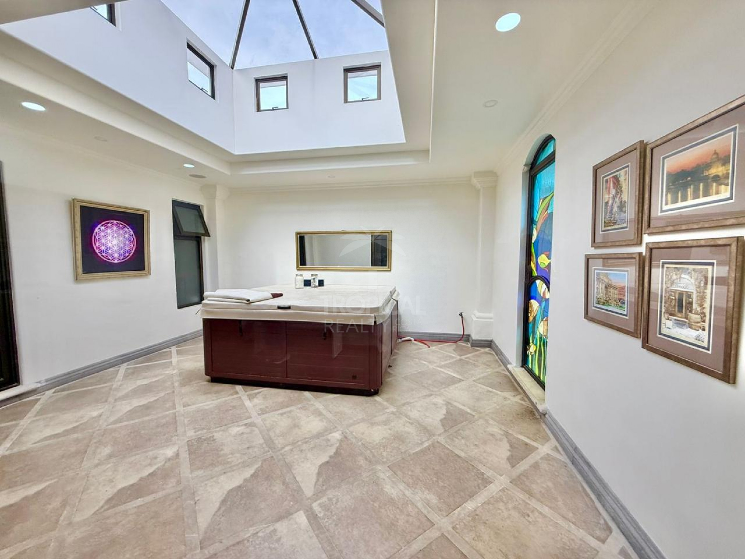 Luxury Single-Story Home in Monterán, Curridabat – 4 Bedrooms, Jacuzzi & 2,800 m² Lot