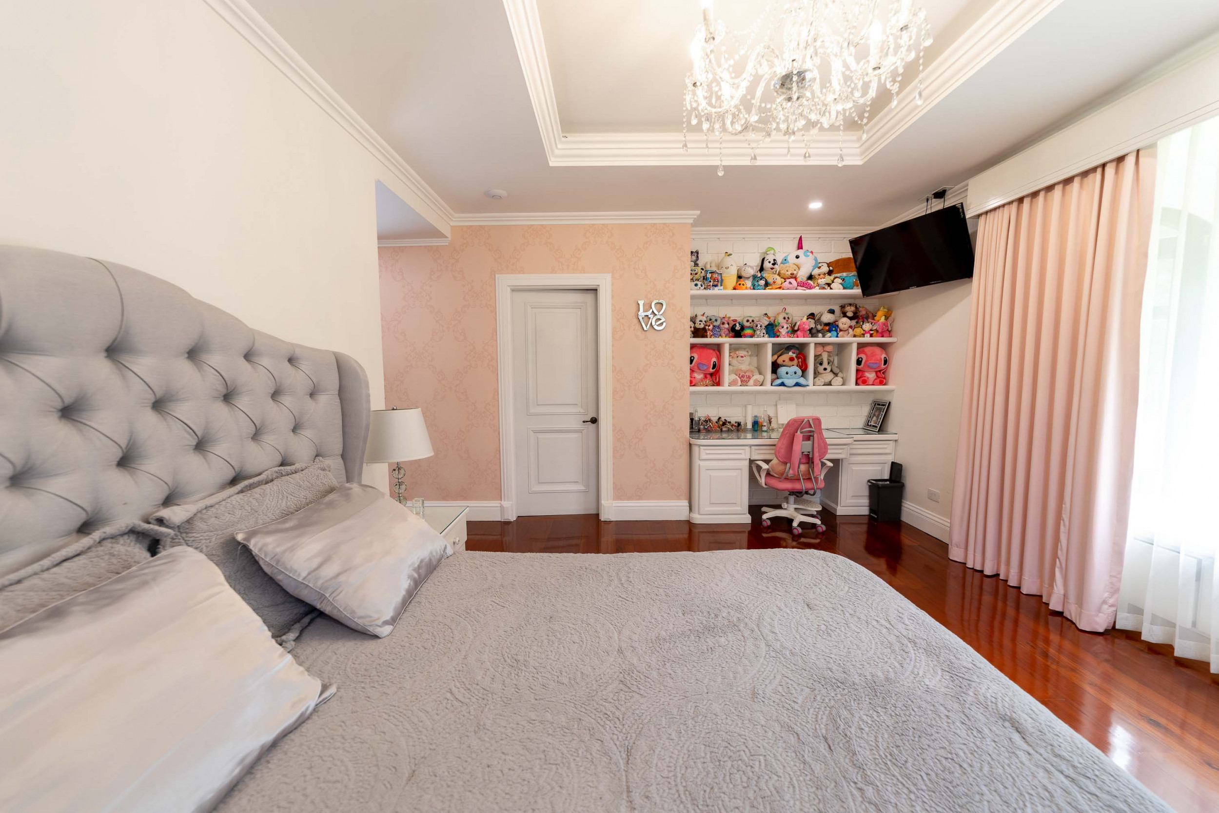 Monteran Luxury Estate: Exquisite 3-Bedroom Residence SOLD