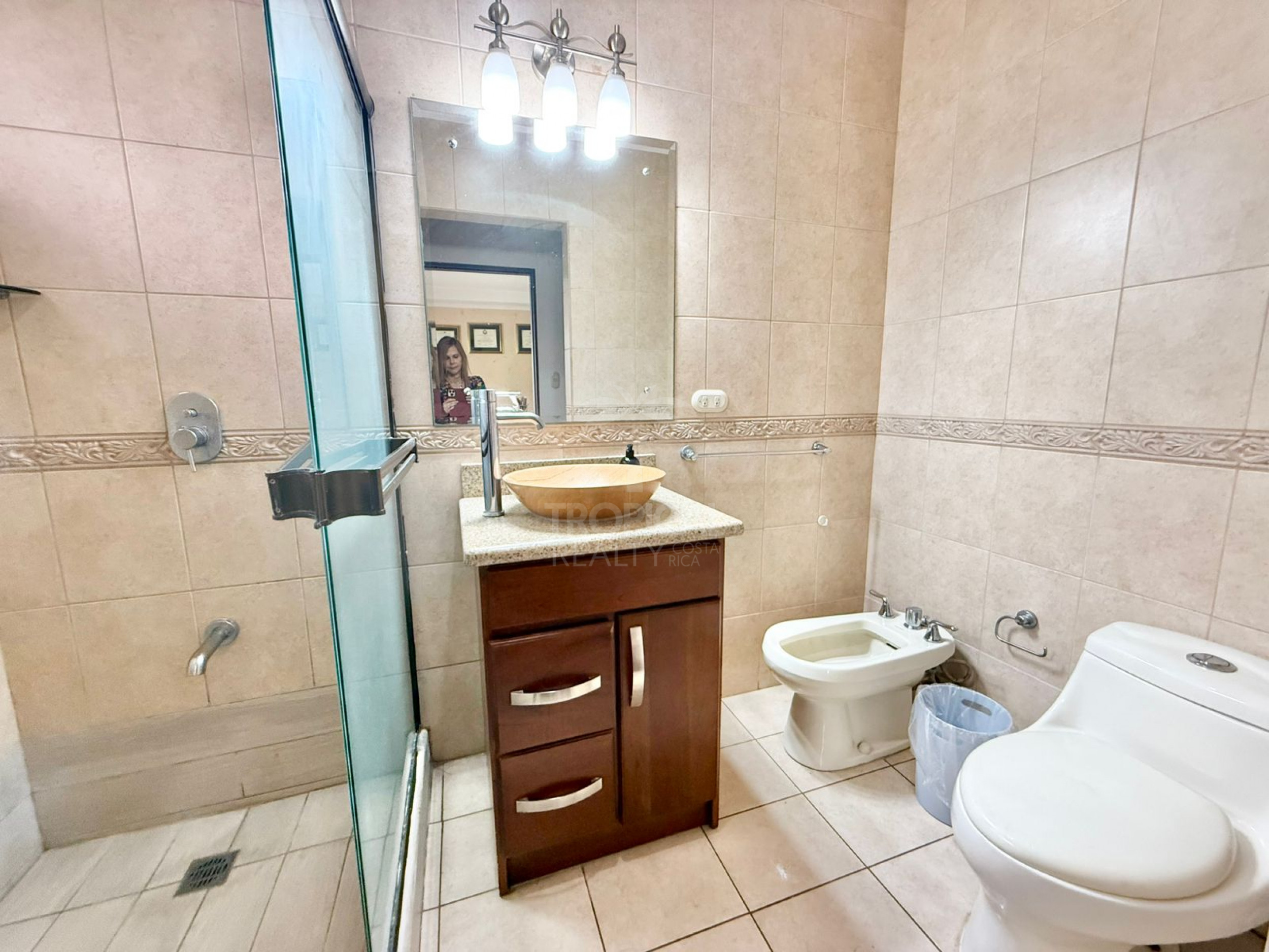 Luxury One-Story Home in Gated Community Near Multiplaza – 4 Bedrooms, Private Pool & 1,400 m² Lot