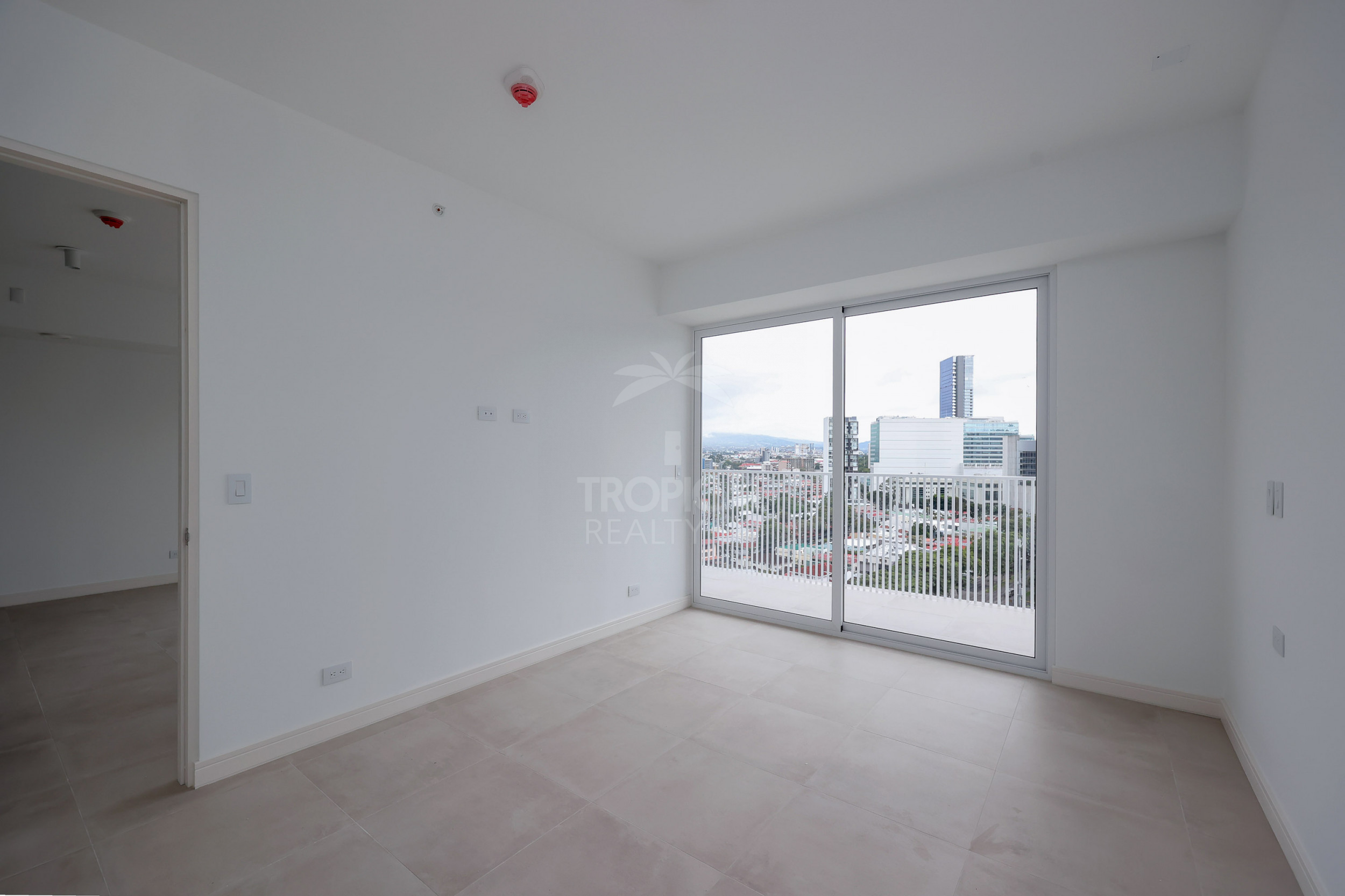Contemporary City View Apartment – La Sabana, San José