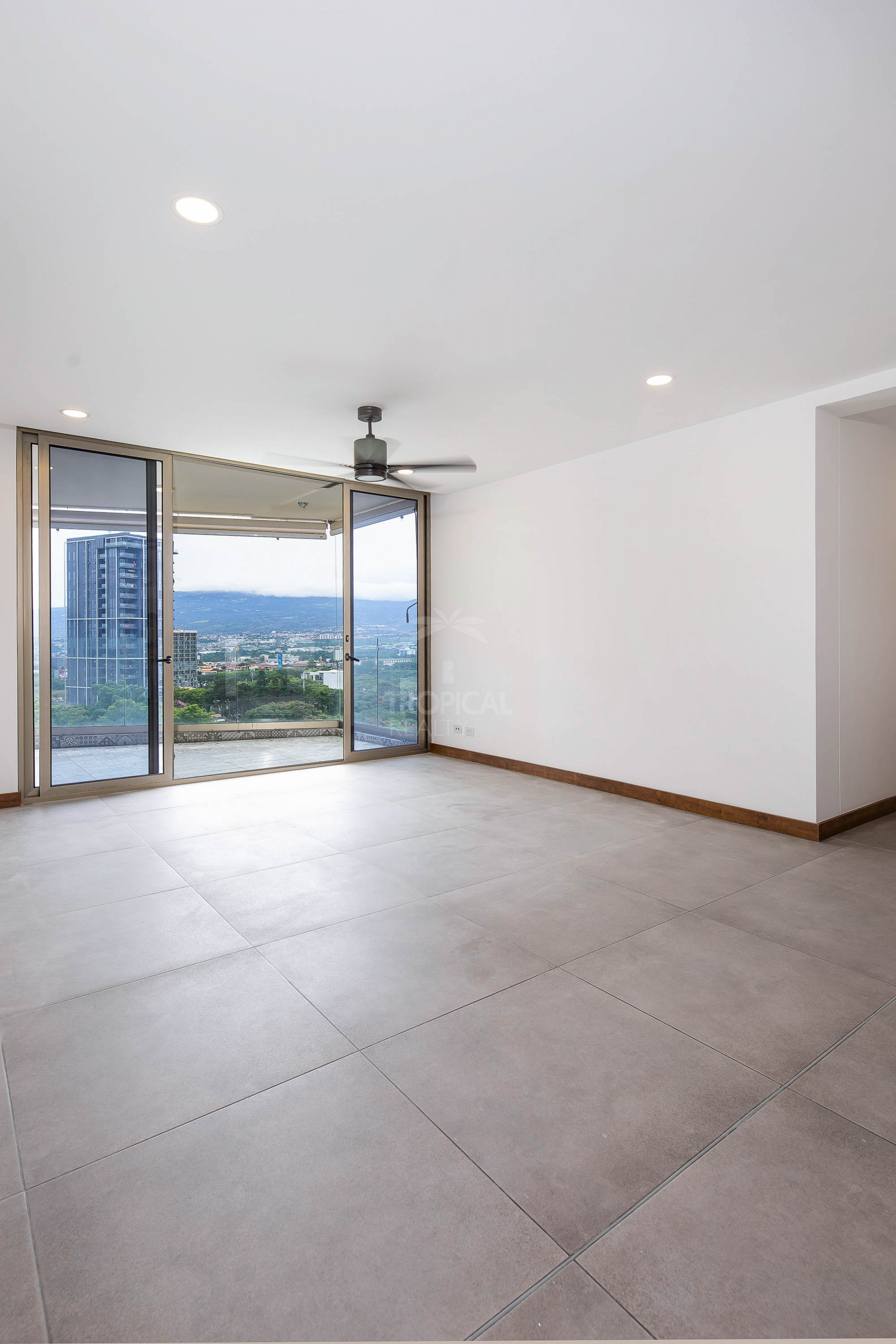 Luxury 10th Floor Condo with Panoramic Views in Nunciatura