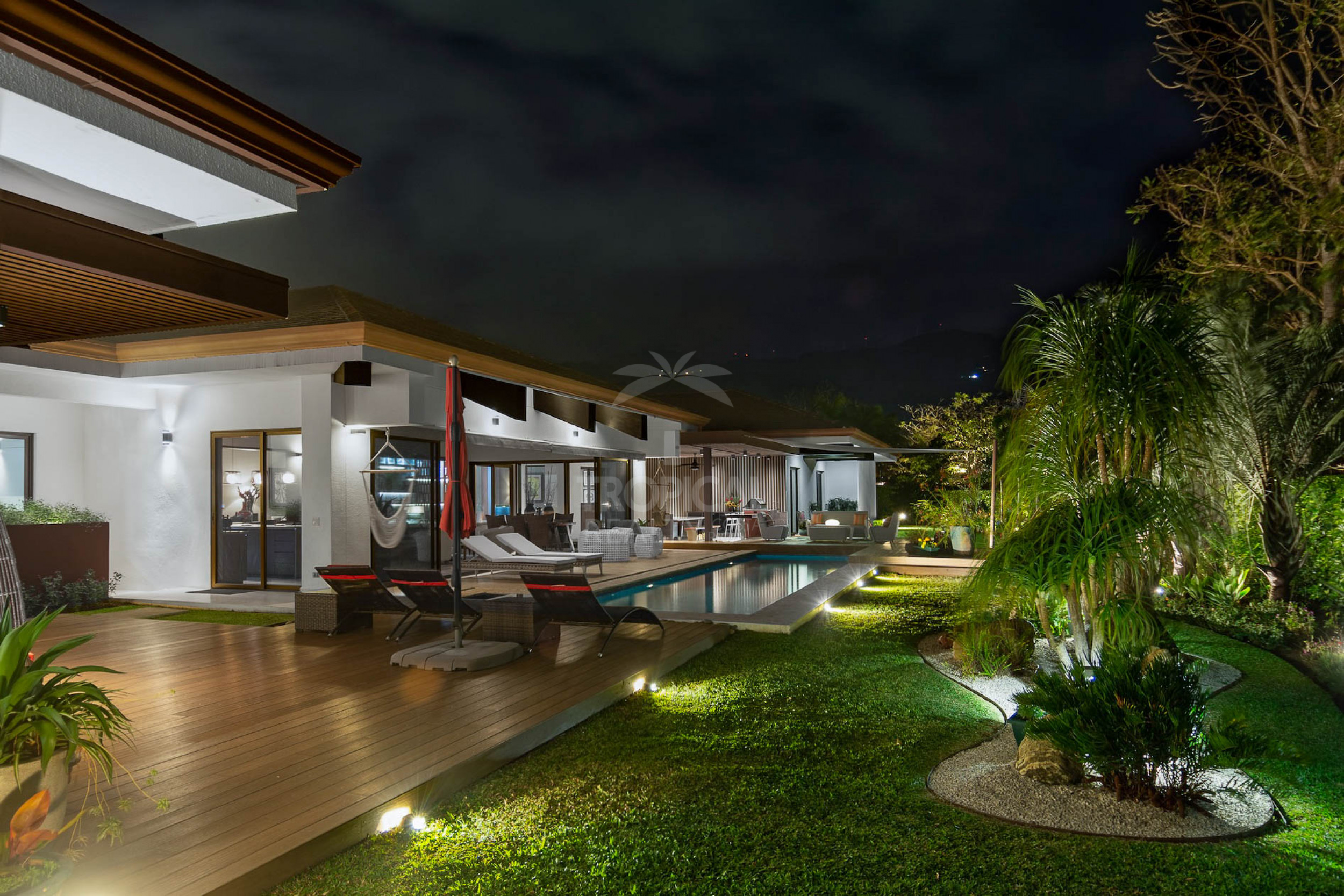 La Hacienda Cosmopolitan Chic – Exclusive Single-Level Luxury Estate in Santa Ana