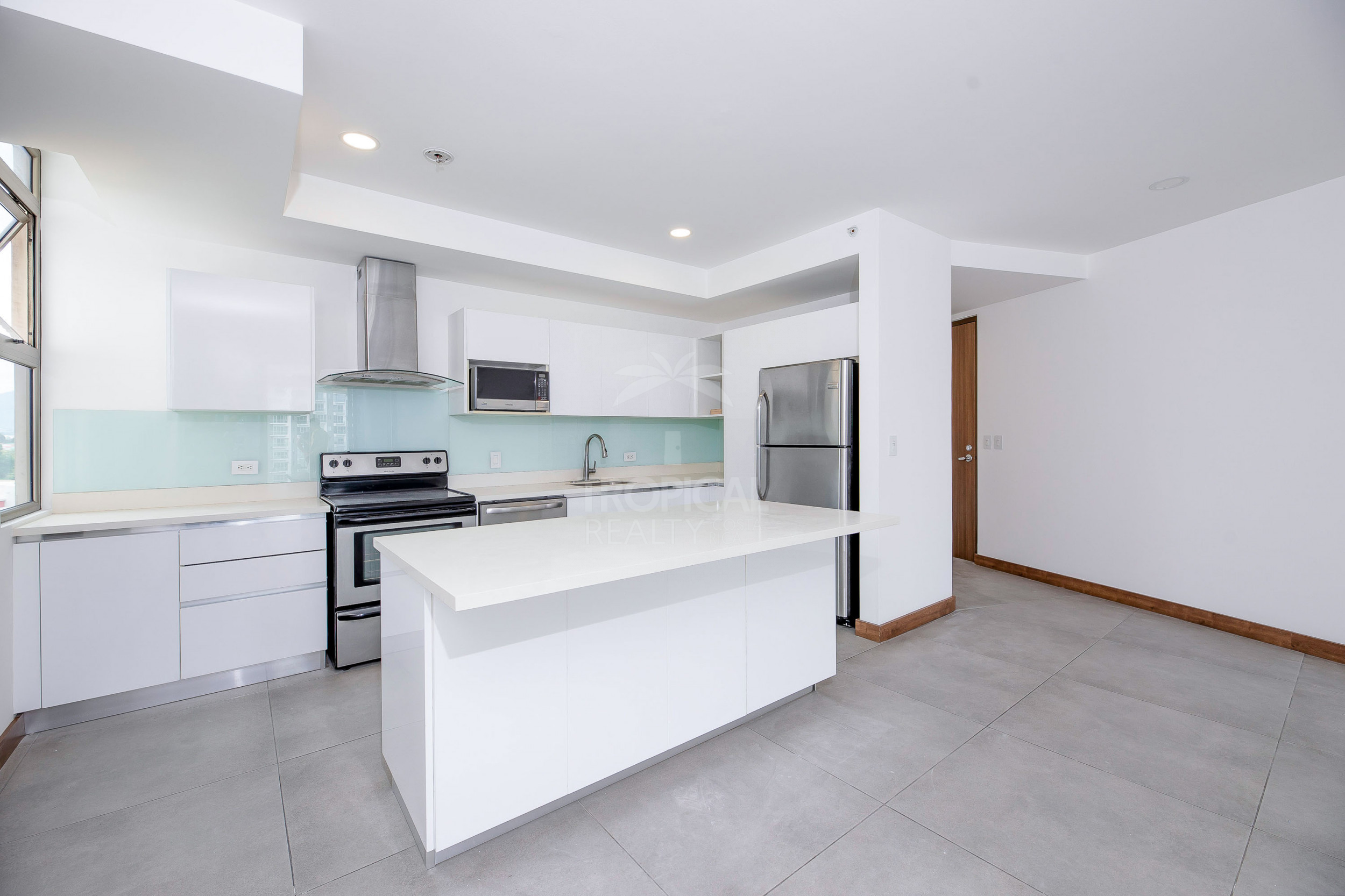 Luxury 10th Floor Condo with Panoramic Views in Nunciatura