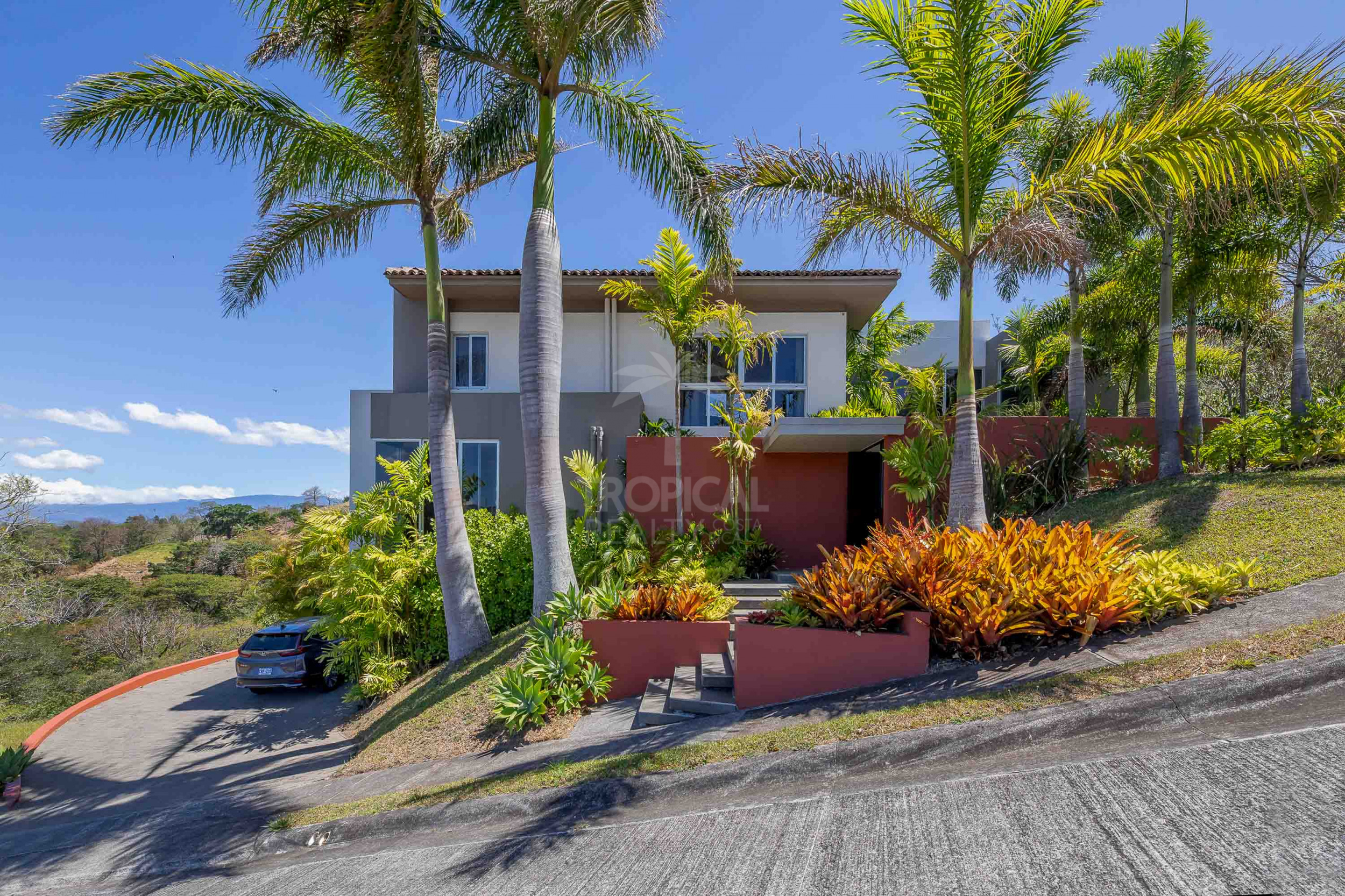 Luxury Home for Sale in Ciudad Colón – Infinity Pool & Forest Views