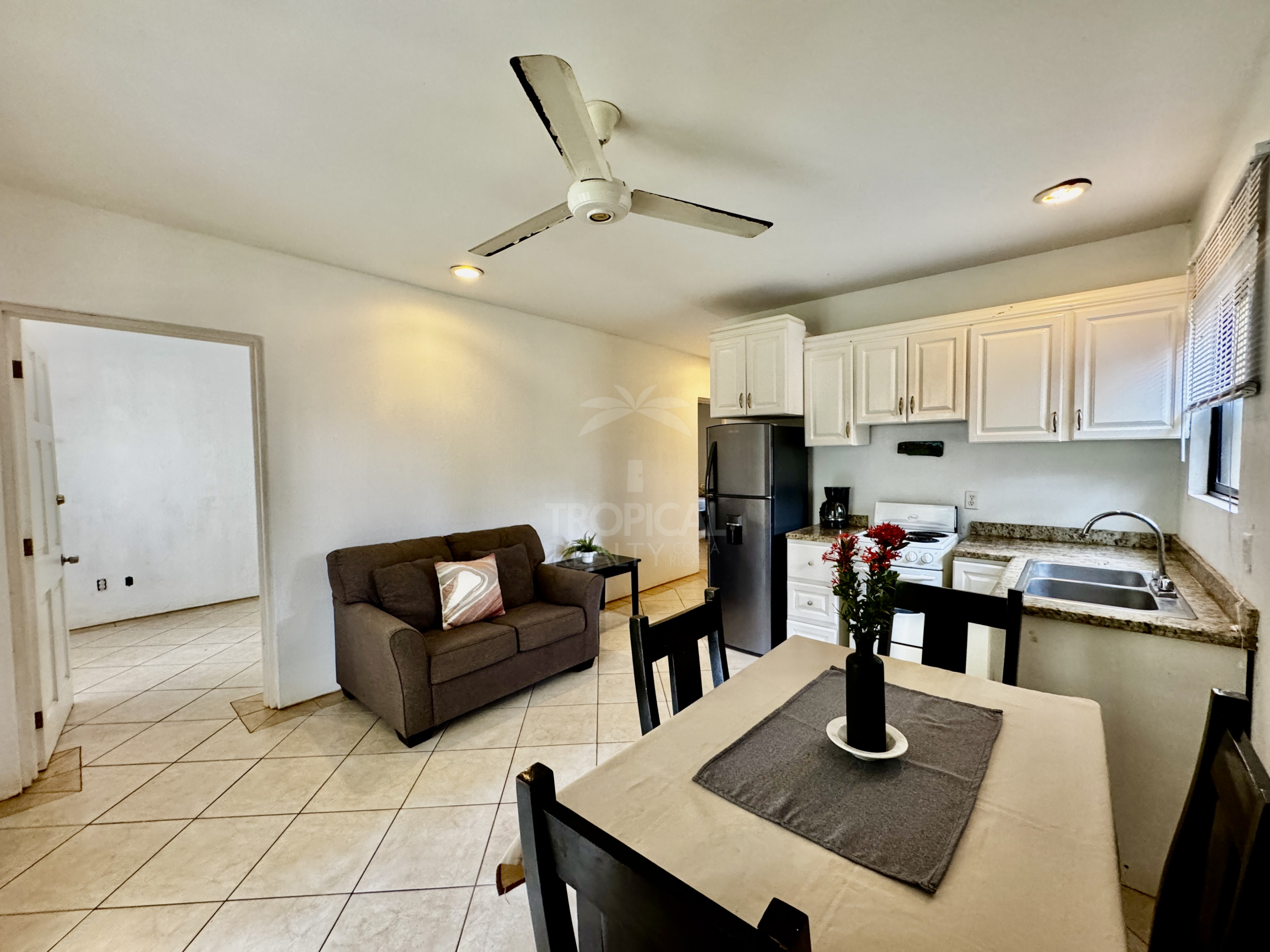 Apartamento en alquiler en Montezuma, tres habitaciones, su hogar frente al paraíso.