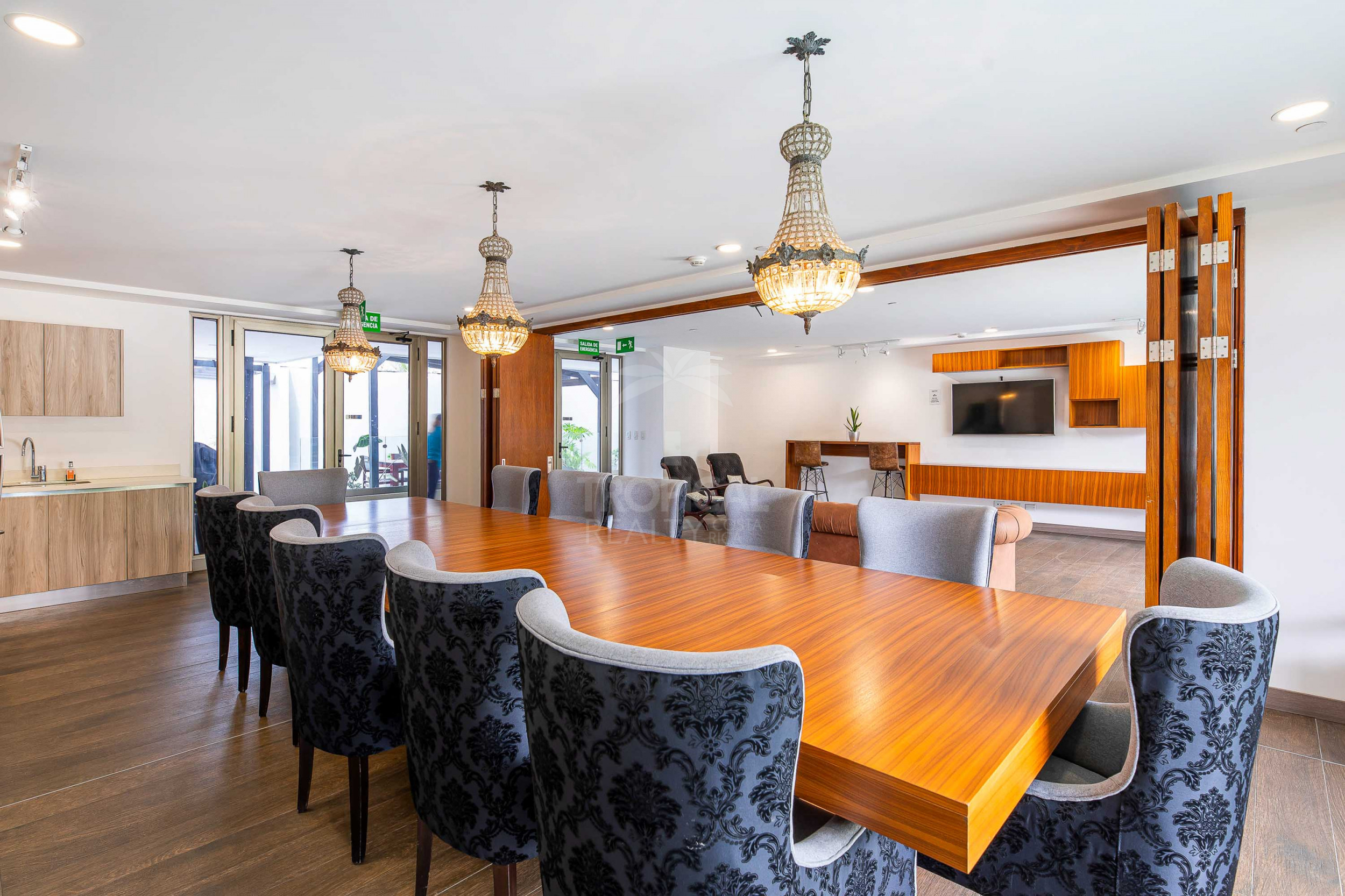 Luxury 10th Floor Condo with Panoramic Views in Nunciatura