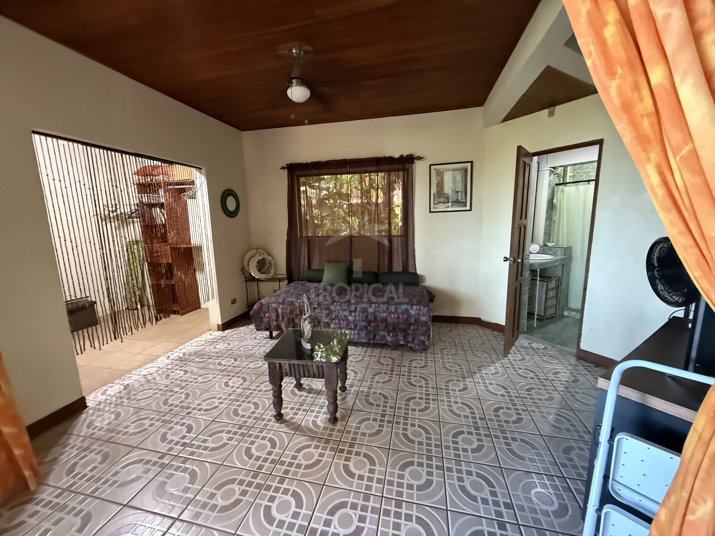 Property for sale with 3 houses and a cabin in Esparza!