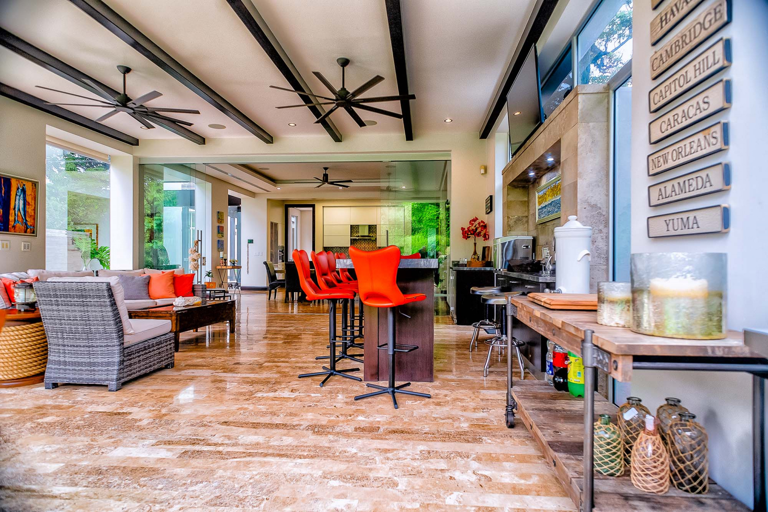 Luxurious Living: Casa Illuminata - Where Contemporary Elegance Meets Natural Splendor