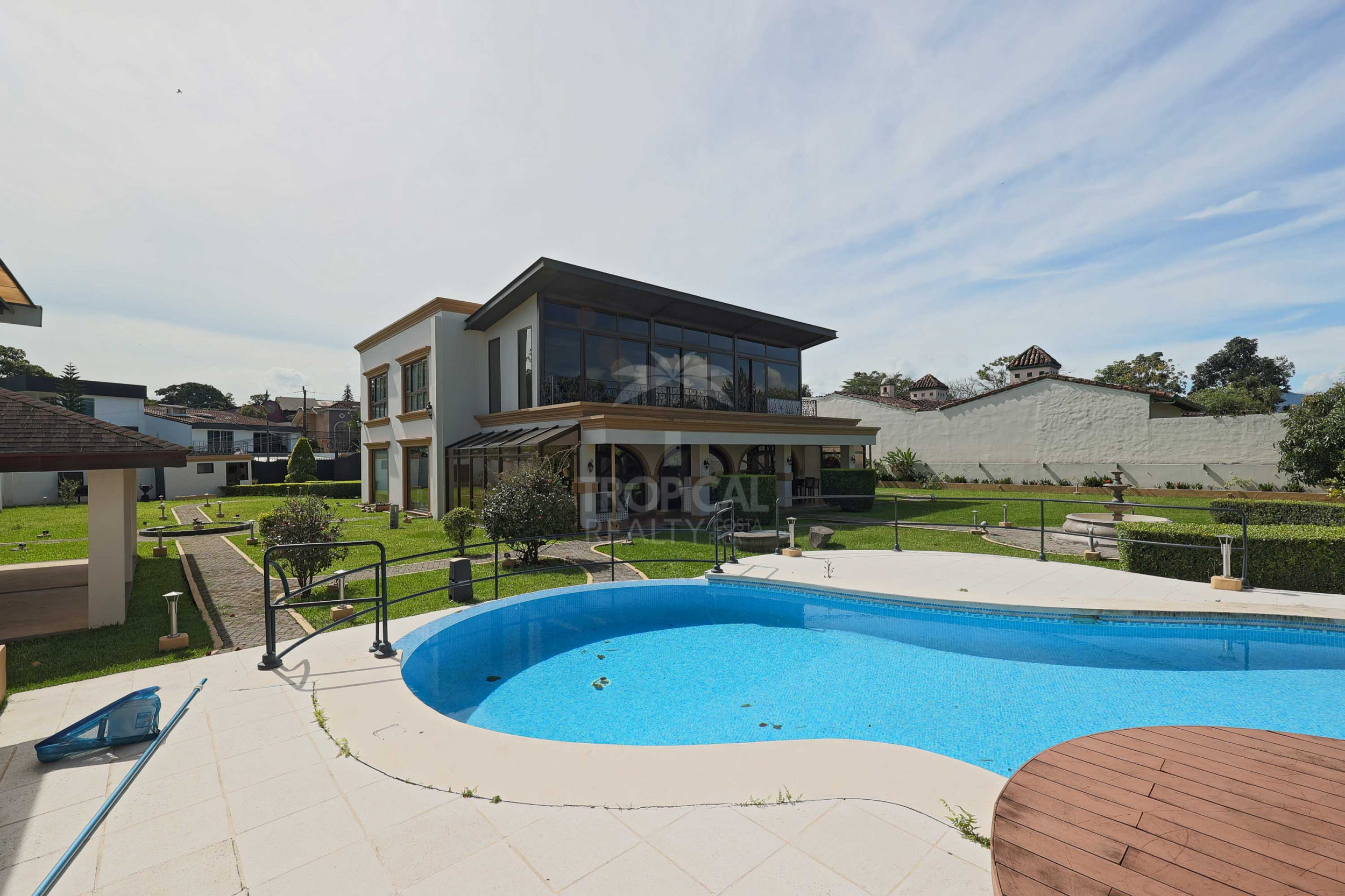 Luxury Home for Sale in Pinares de Curridabat – Modern Elegance Meets Timeless Comfort