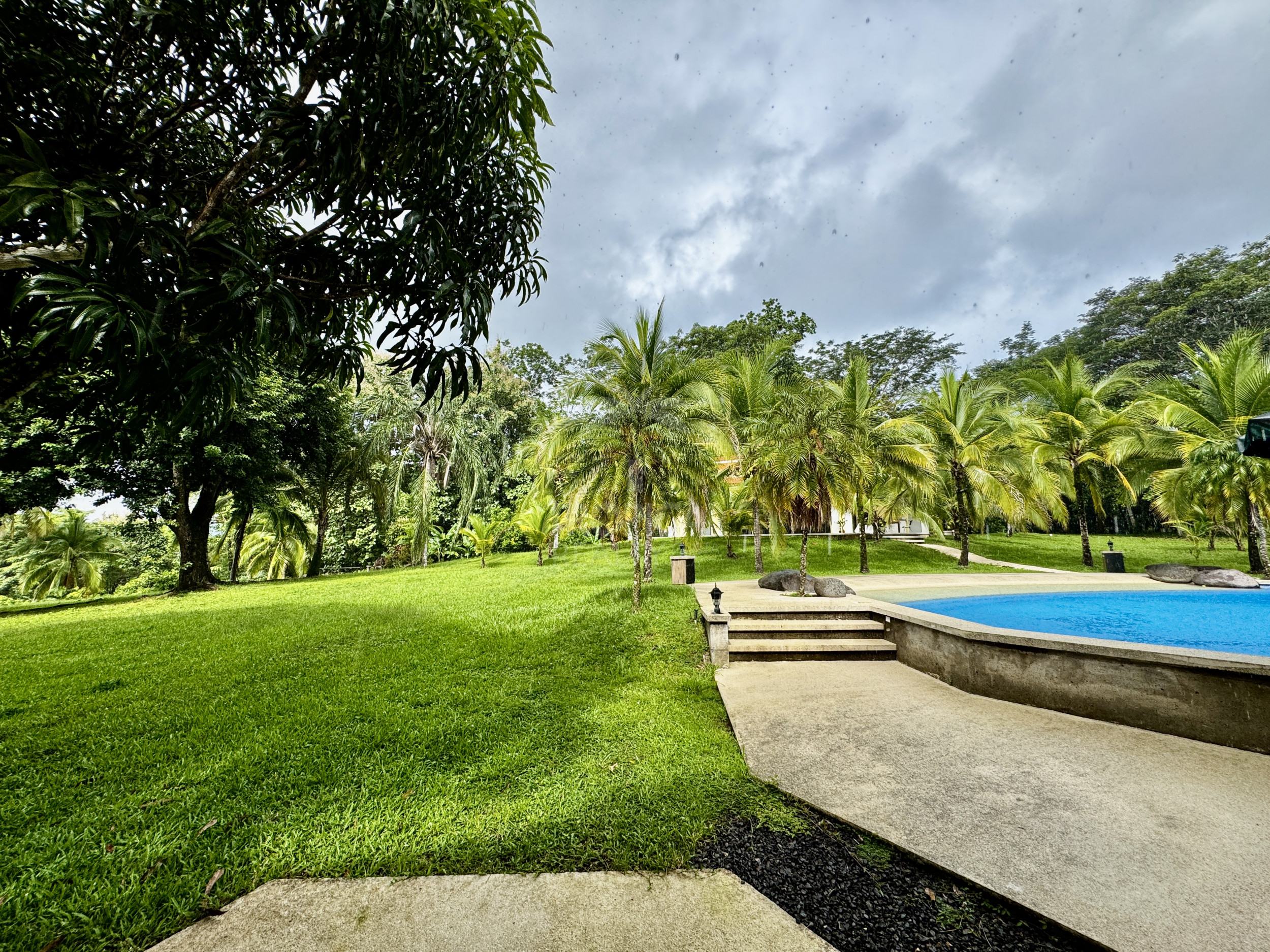 Apartamento en alquiler en Montezuma, tres habitaciones, su hogar frente al paraíso.