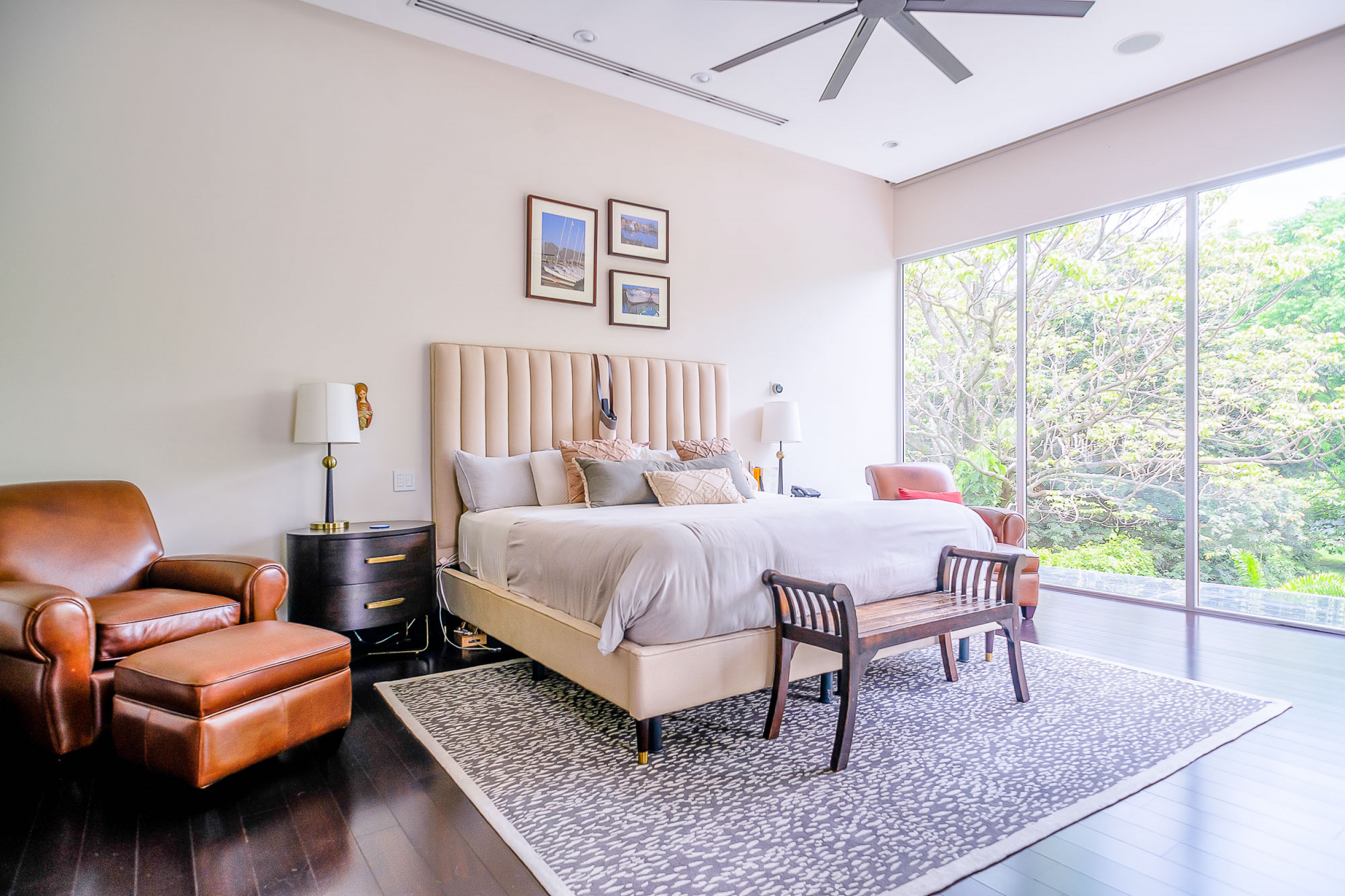Luxurious Living: Casa Illuminata - Where Contemporary Elegance Meets Natural Splendor