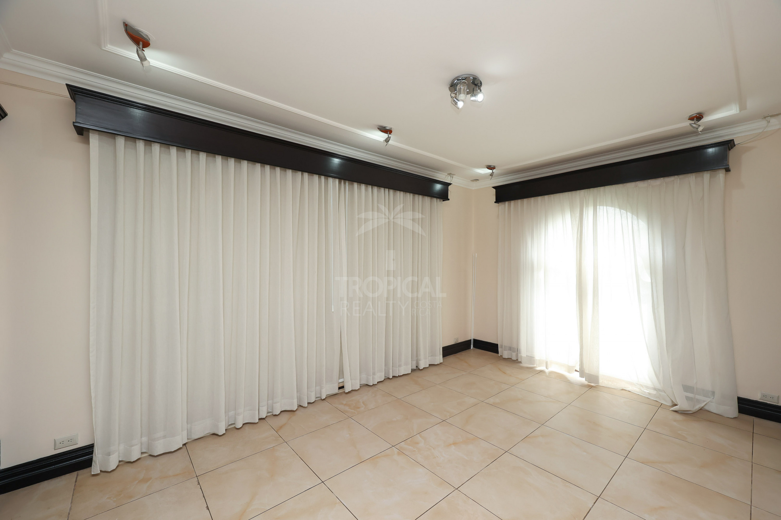 Luxury Home for Sale in Pinares de Curridabat – Modern Elegance Meets Timeless Comfort