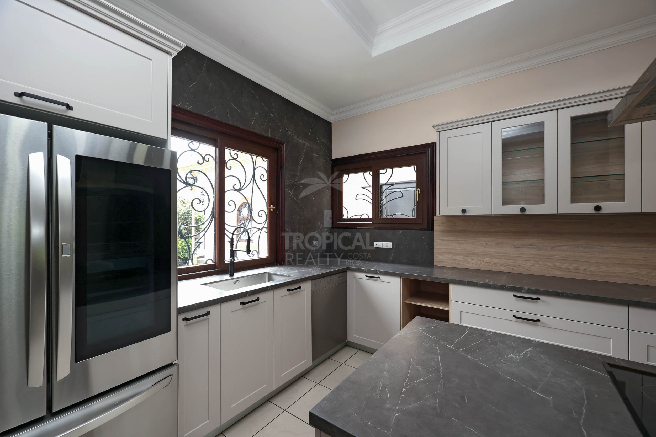 Luxury Home for Sale in Pinares de Curridabat – Modern Elegance Meets Timeless Comfort