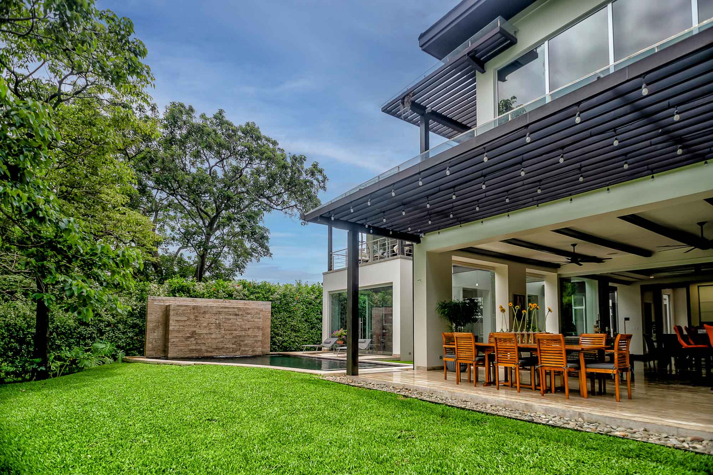 Luxurious Living: Casa Illuminata - Where Contemporary Elegance Meets Natural Splendor