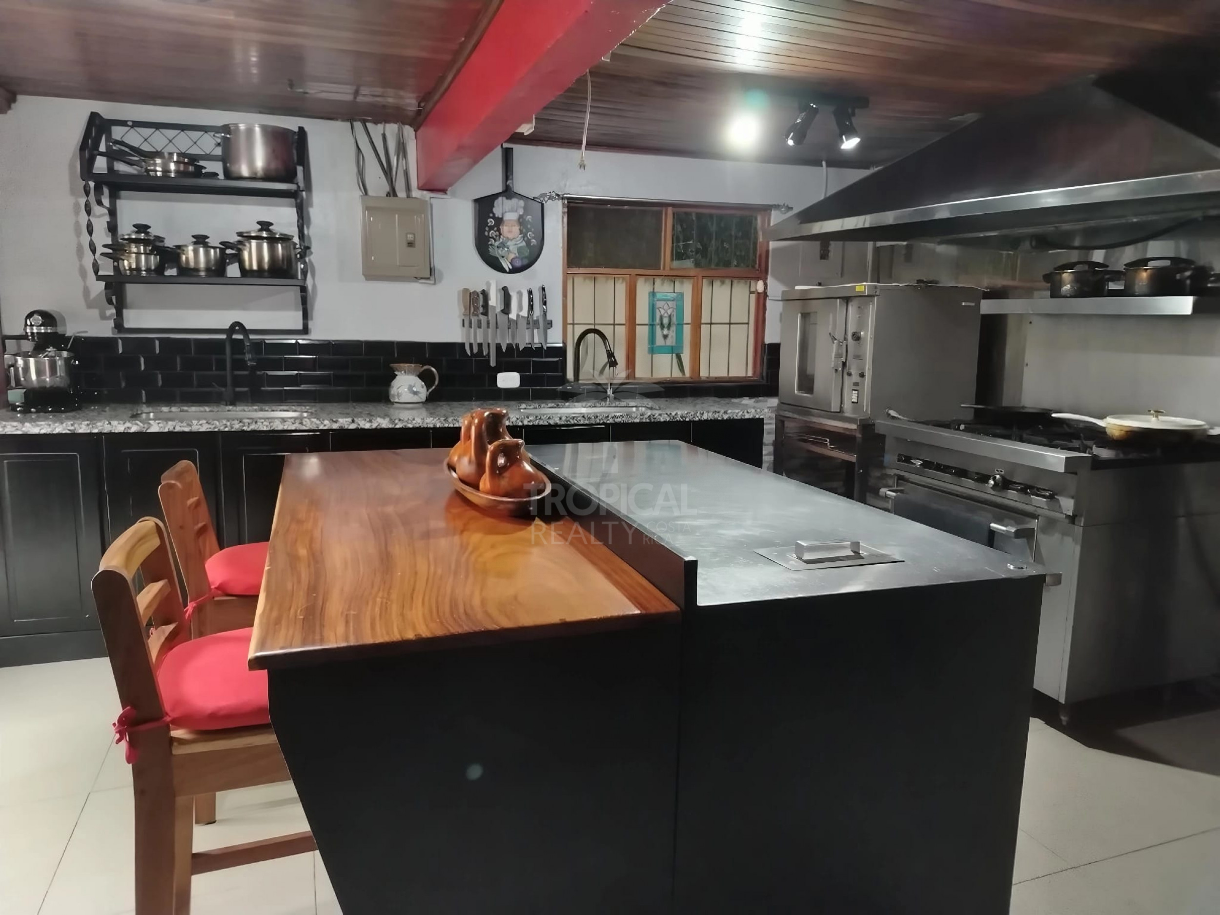 Property 2 homes, Mountain Views in San Isidro, Alajuela – Ideal Income/Hospitality or Vacation Home