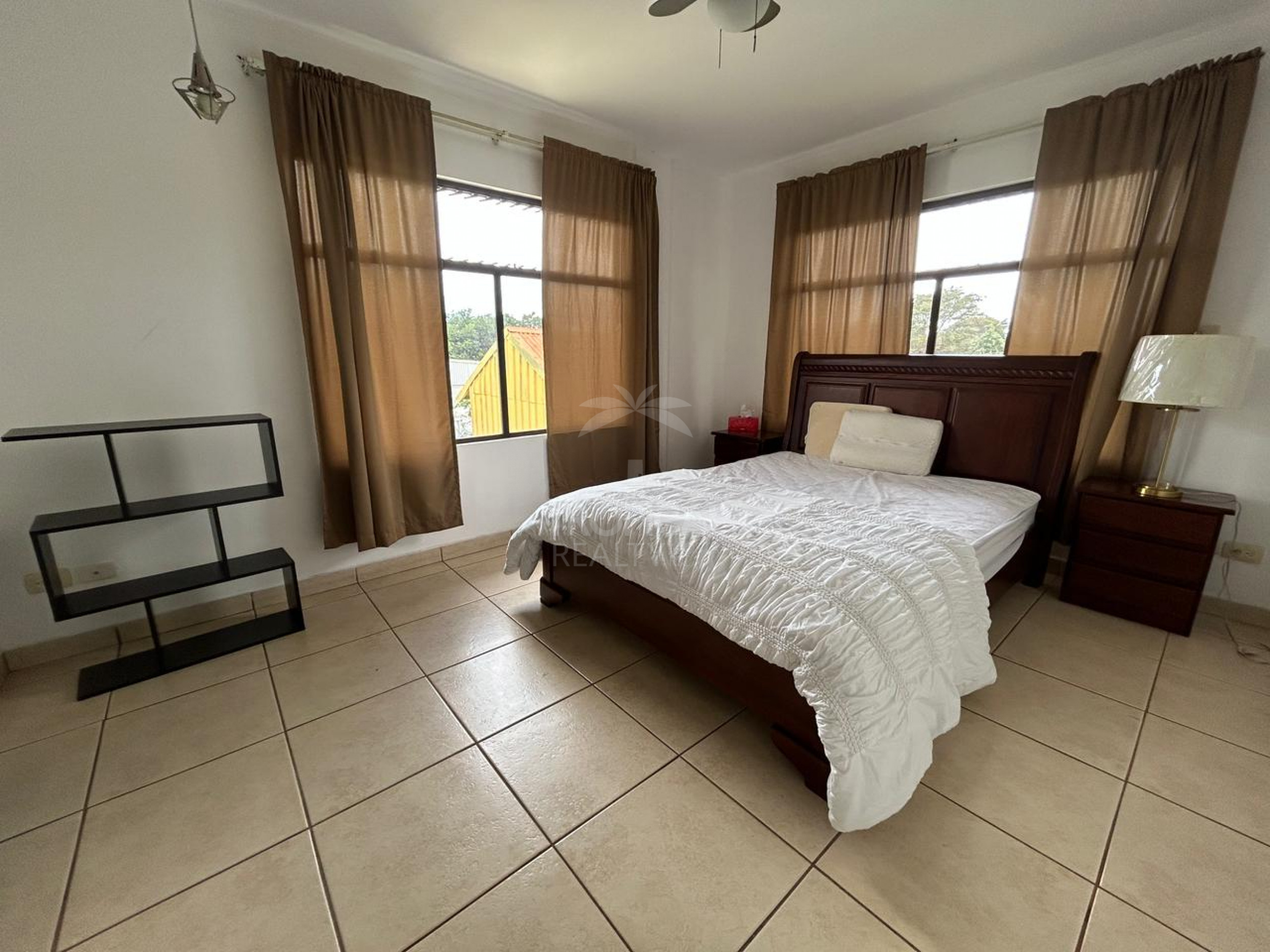 For Sale: Property with Two Independent Apartments – Pozos, Santa Ana