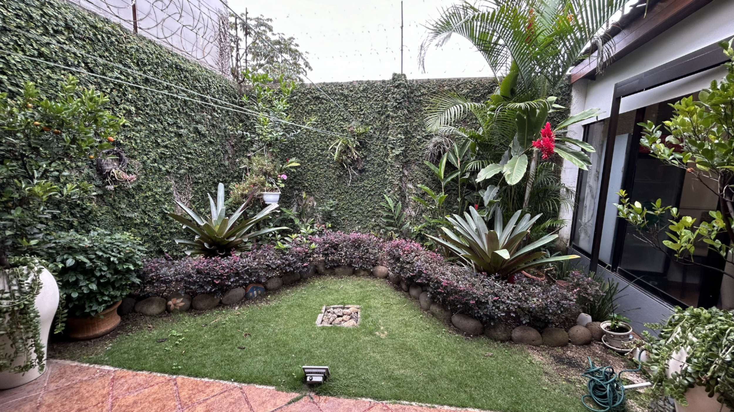 Home for Sale in Rohrmoser, Pavas – Spacious Layout & Private Terrace