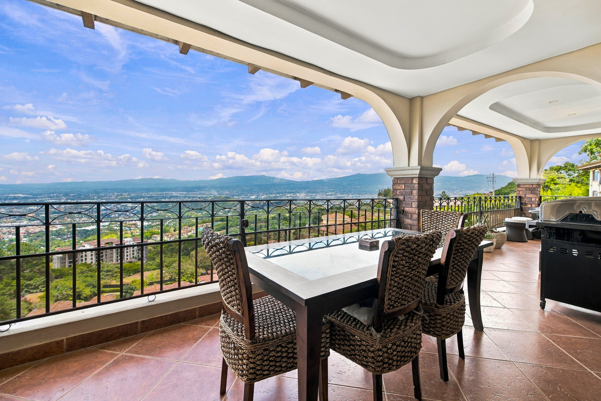 Vivir en las Nubes: Penthouse de 432 m² en Altos de Monasterio