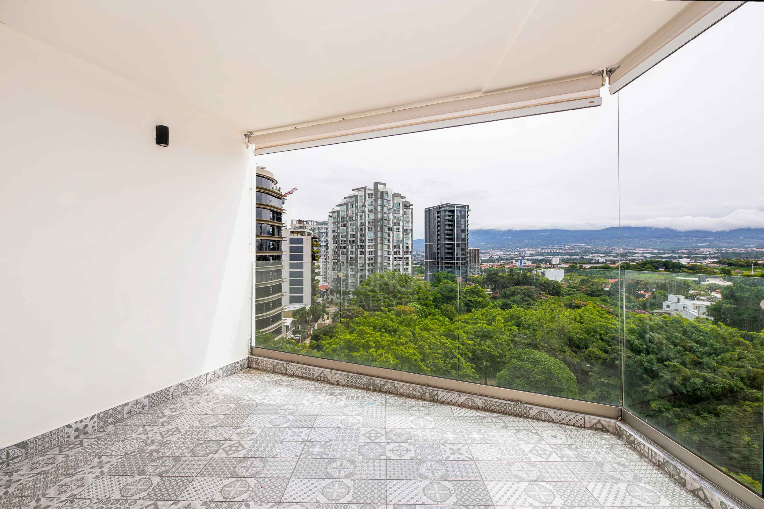 Luxury 10th Floor Condo with Panoramic Views in Nunciatura