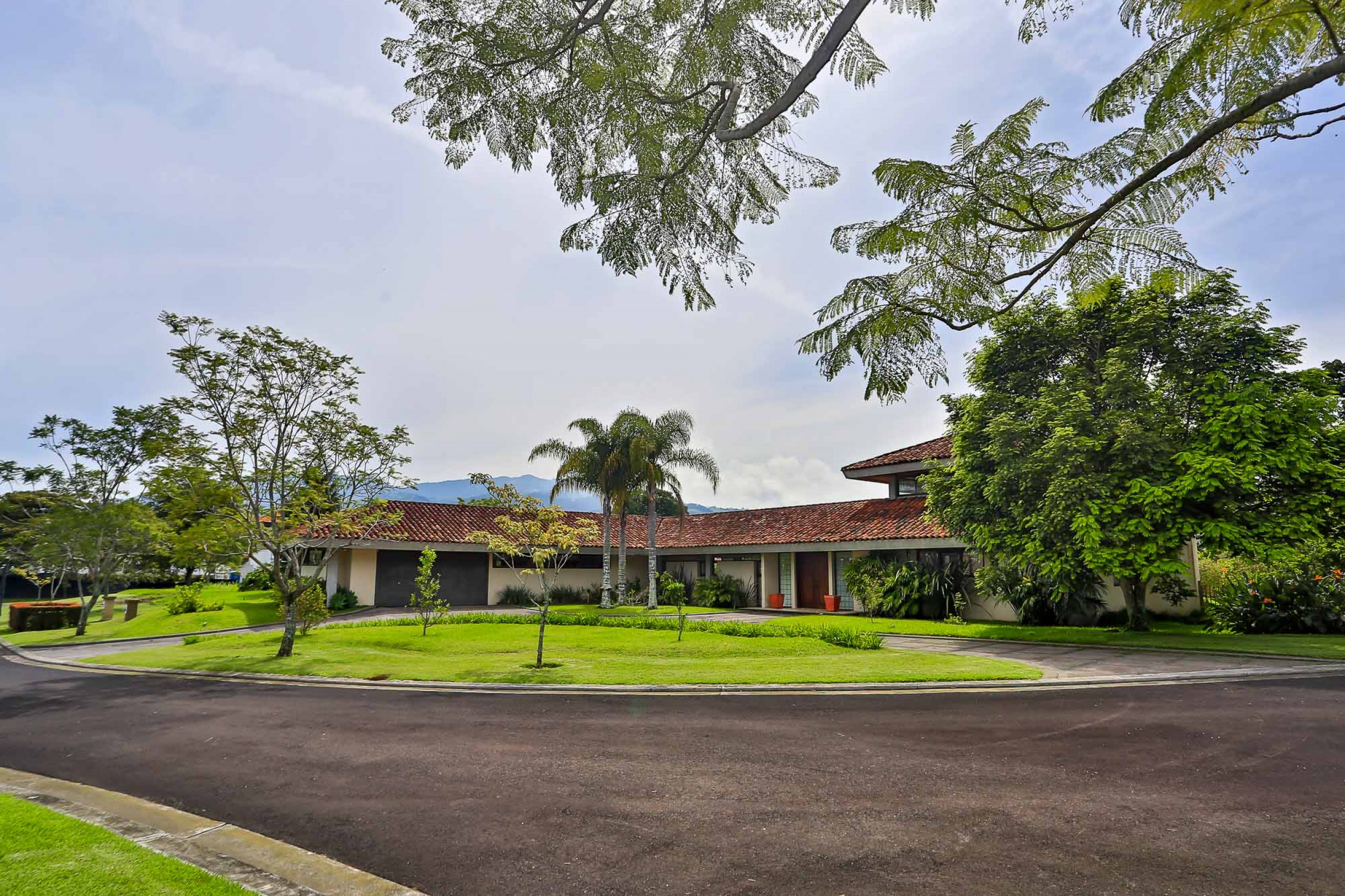 For Sale: Stunning Luxury Home in Monteran, Granadilla – Premier Location and Exclusive Privacy