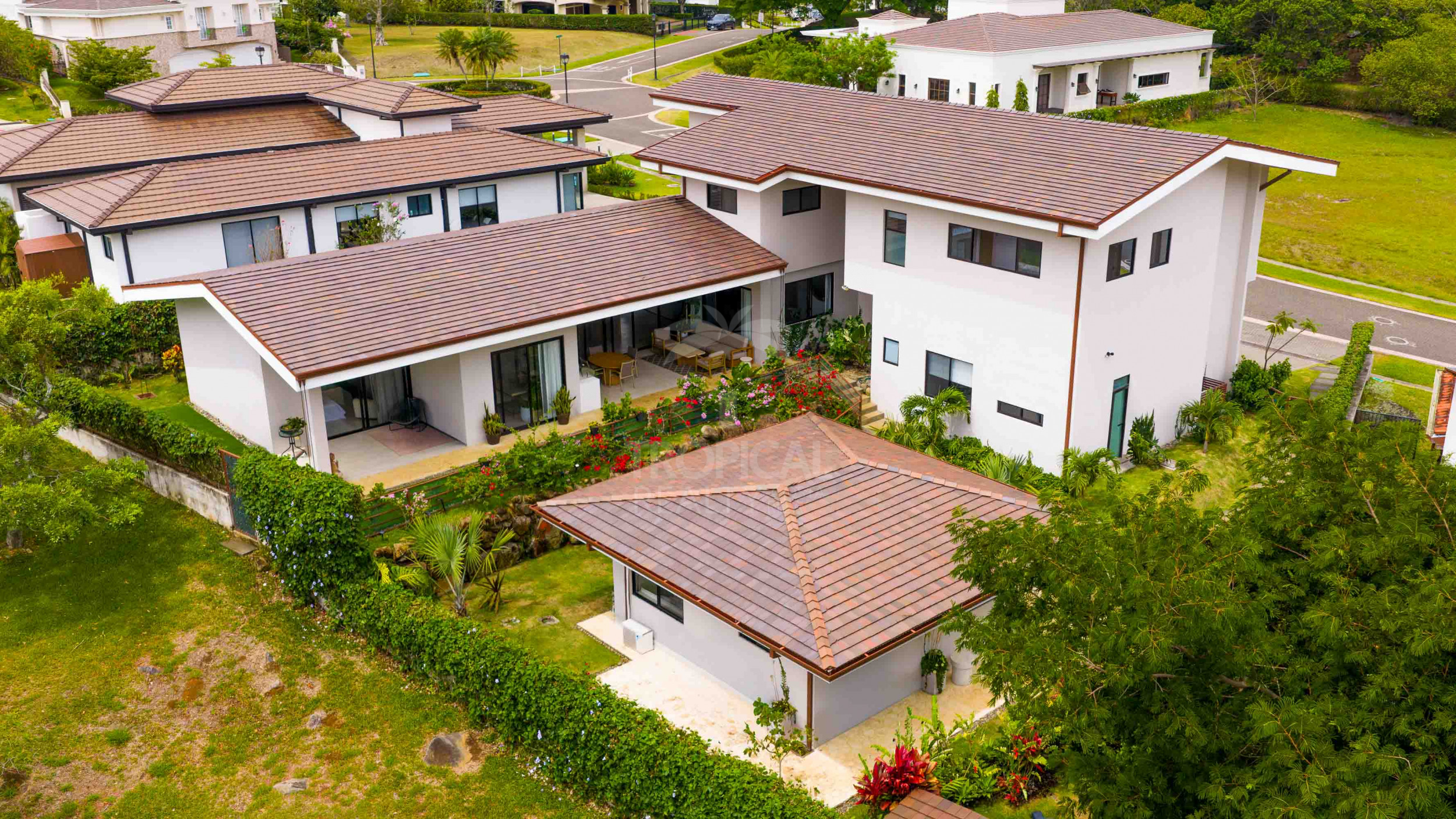 Luxury Residence for Sale in Hacienda Los Reyes – Contemporary Design, Guest Apartment & Exclusive Lifestyle