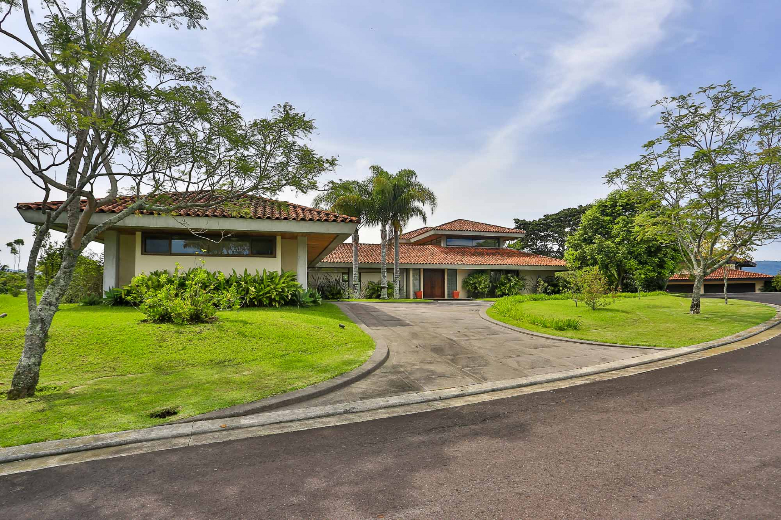 For Sale: Stunning Luxury Home in Monteran, Granadilla – Premier Location and Exclusive Privacy