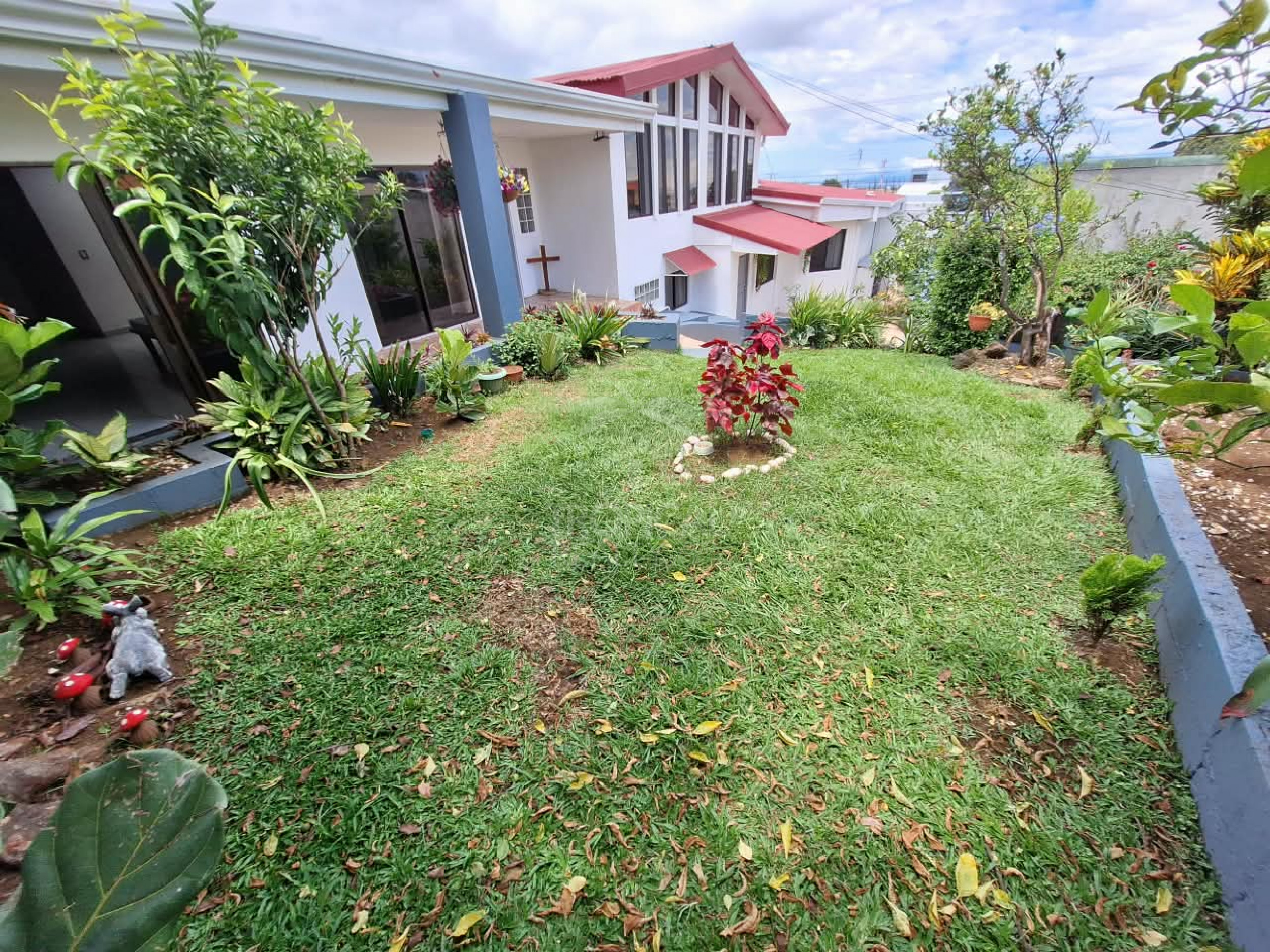 Multi-Purpose Property for Sale in Downtown Heredia – Residential Comfort, Investment Potential and Commercial Opportunity