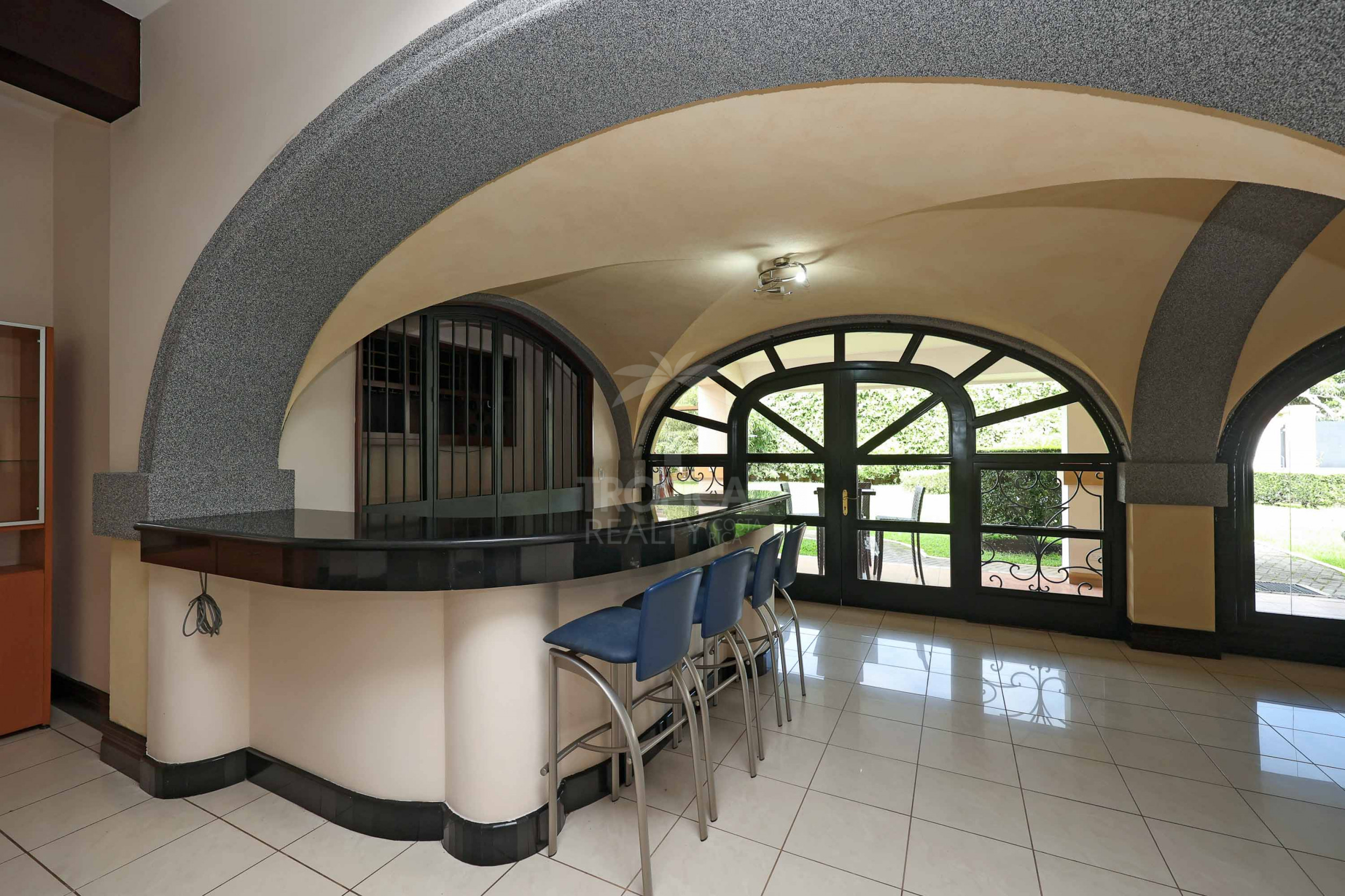 Luxury Home for Sale in Pinares de Curridabat – Modern Elegance Meets Timeless Comfort