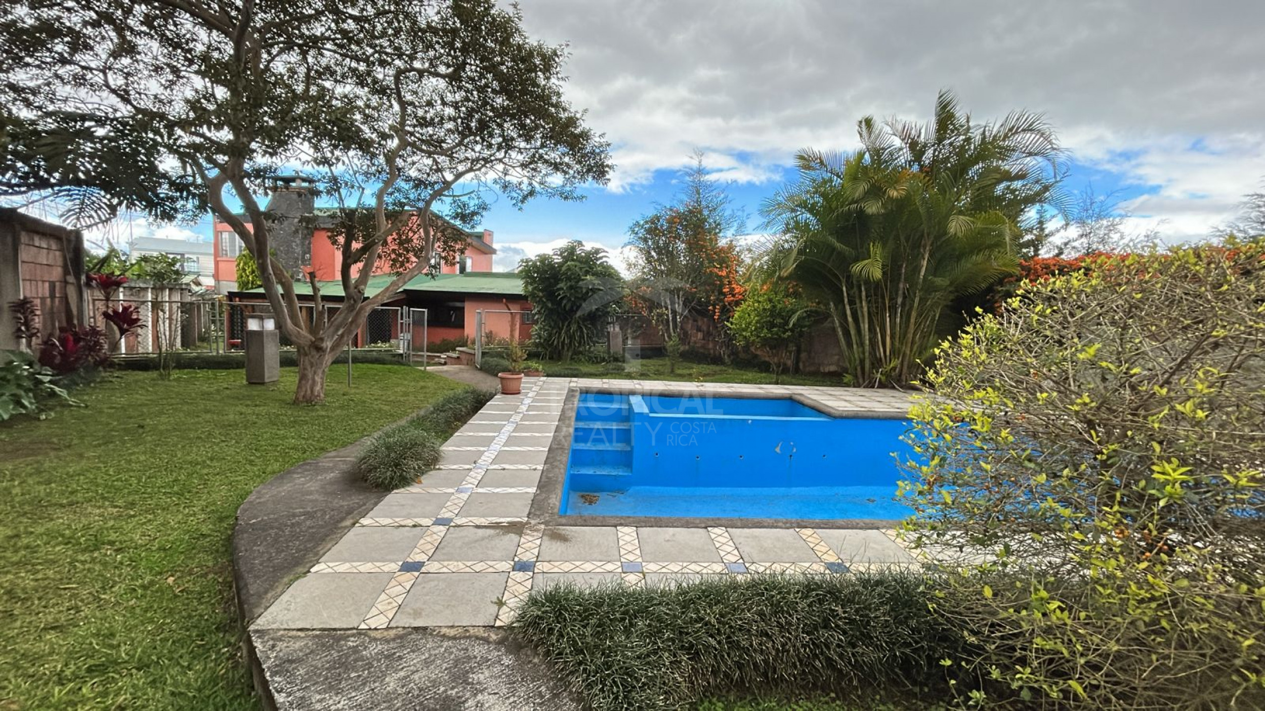 For Sale: House with Mixed Land Use in Granadilla – Large Lot with Development Potential | $819,000
