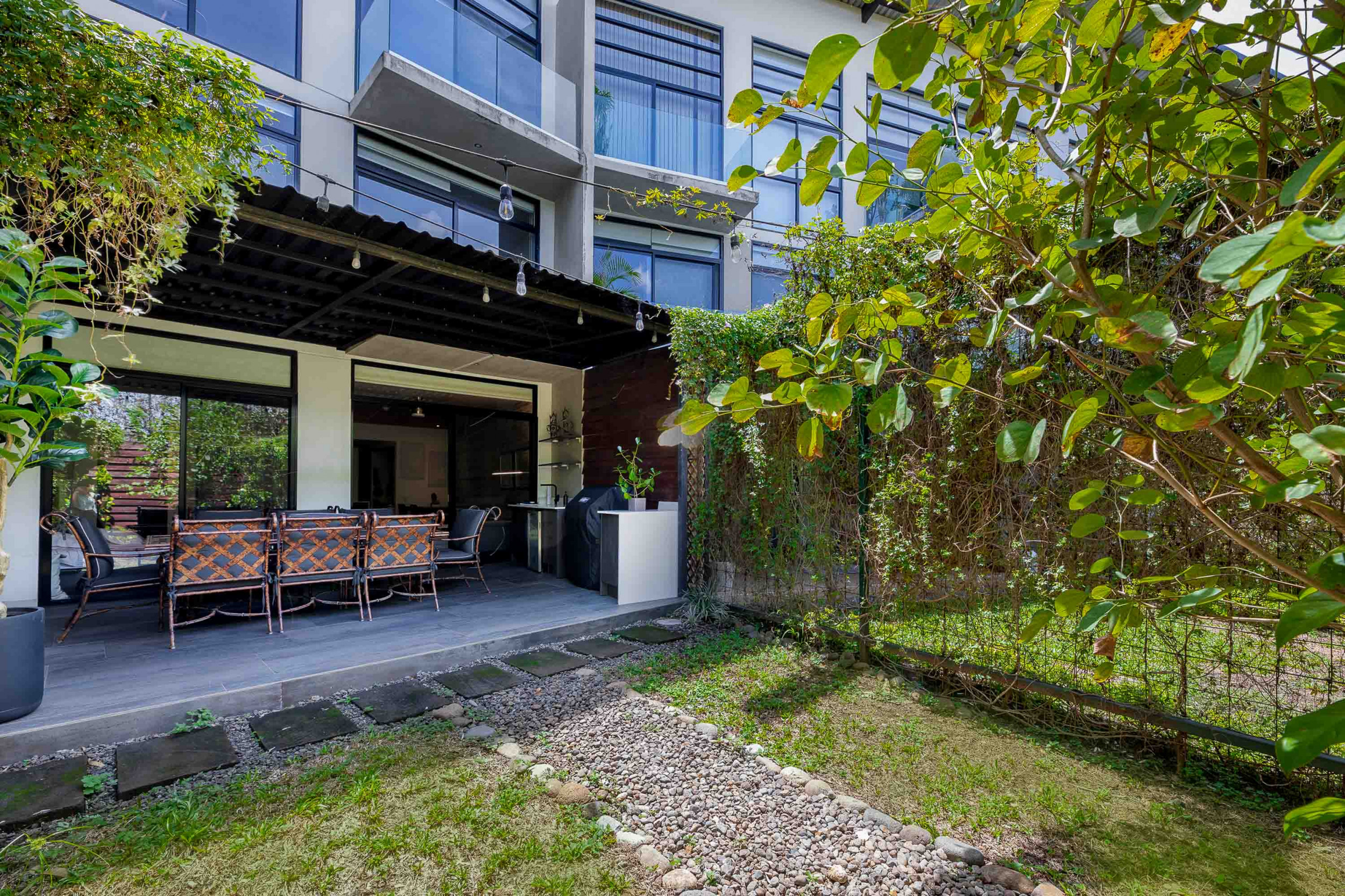 Modern Apartment with Private Garden in Arborea Flats, Santa Ana