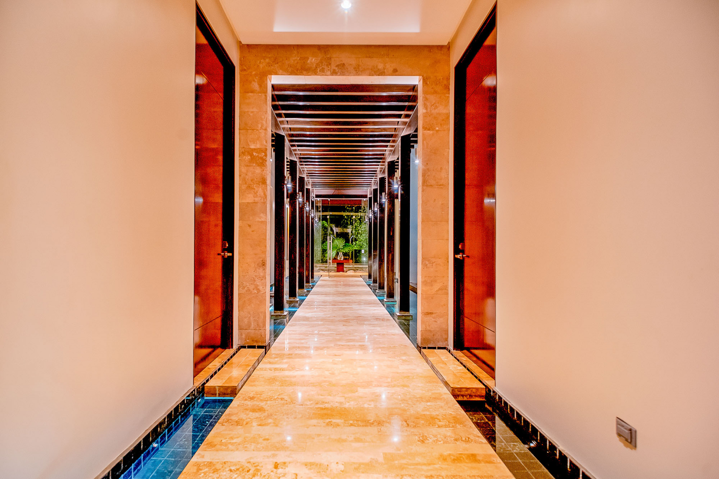 Luxurious Living: Casa Illuminata - Where Contemporary Elegance Meets Natural Splendor