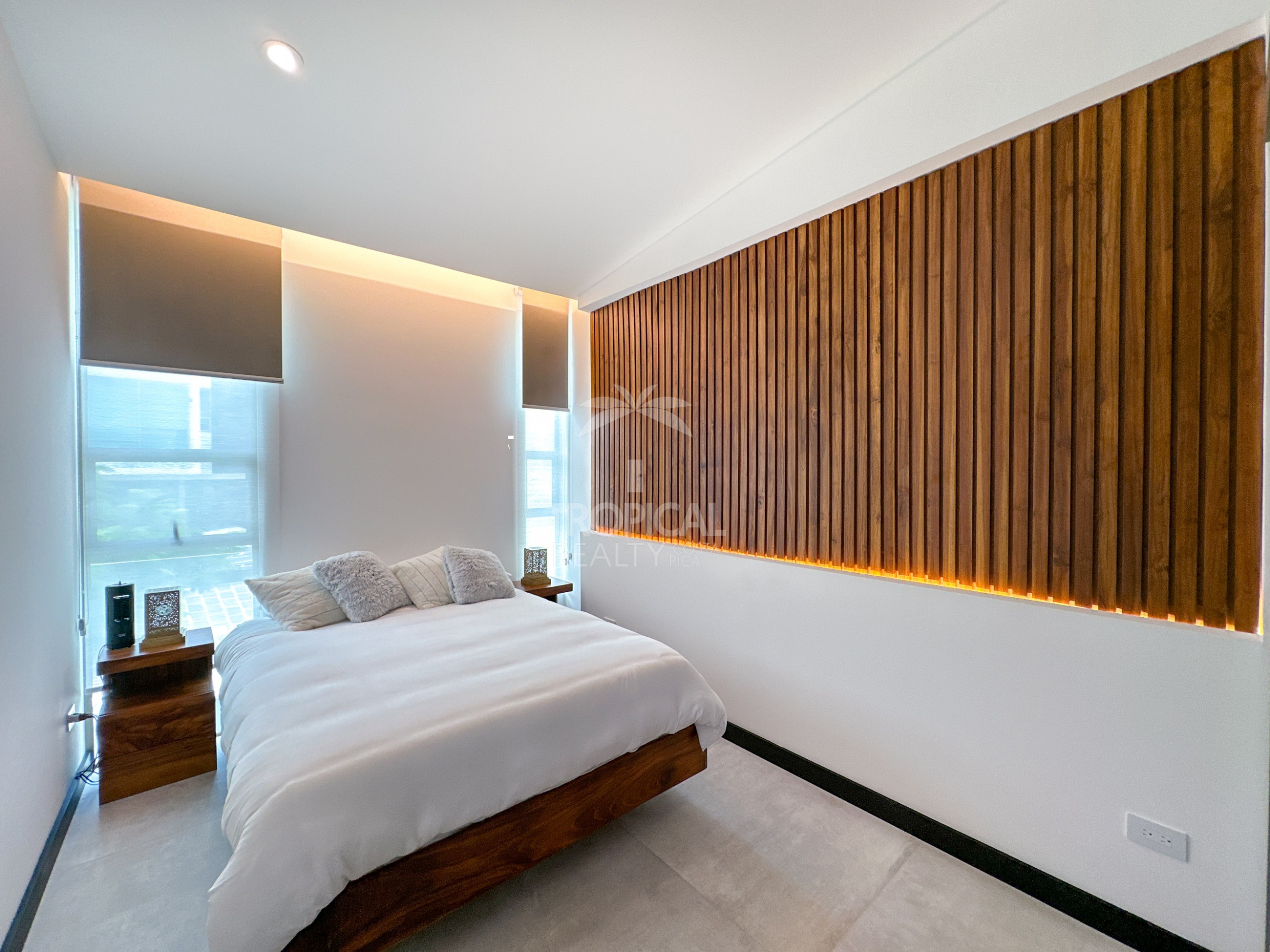 Modern Luxury Home with Panoramic City Views in Exclusive Opportunity!
