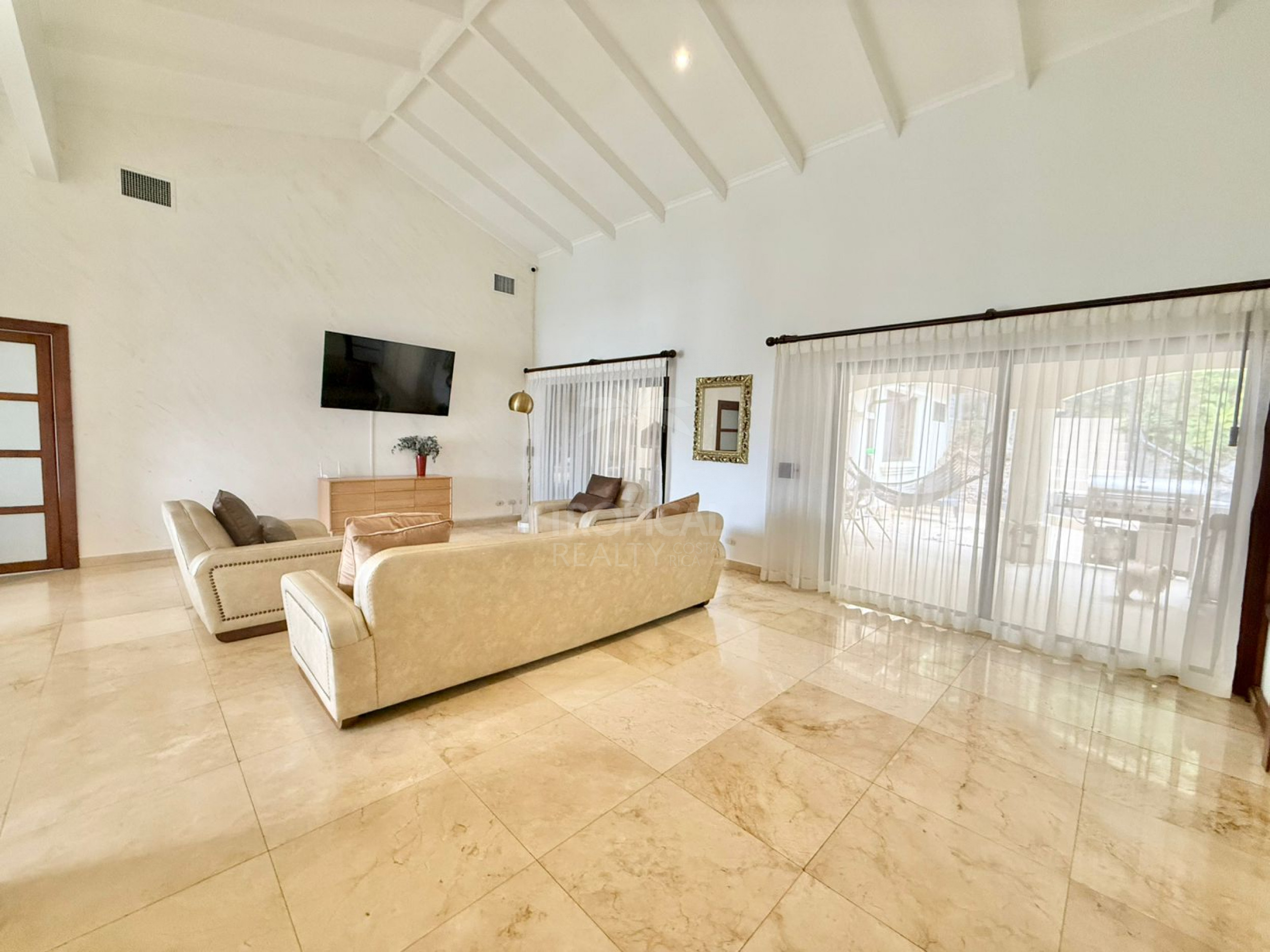 Luxury One-Story Home in Gated Community Near Multiplaza – 4 Bedrooms, Private Pool & 1,400 m² Lot